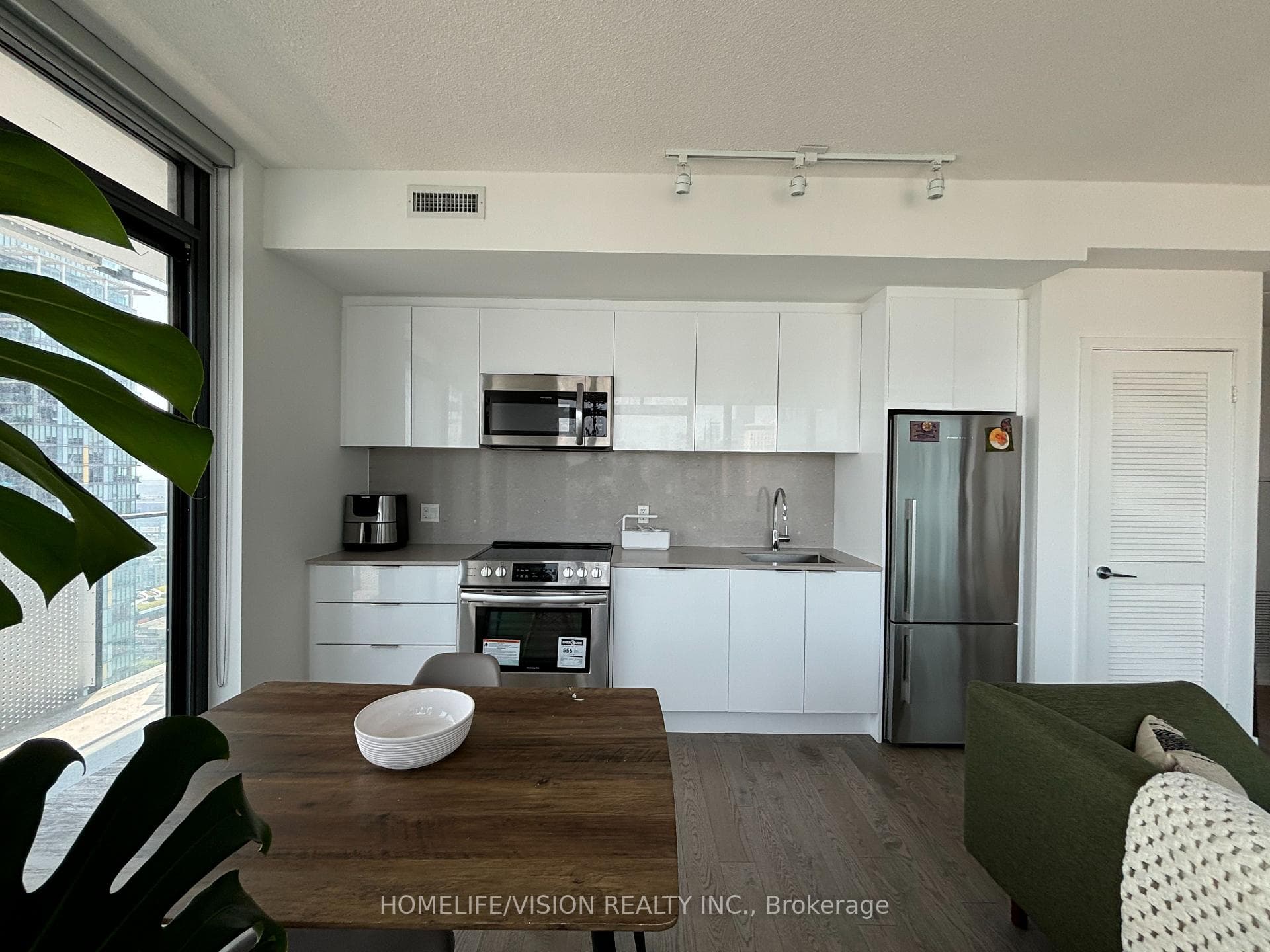 High-gloss kitchen cabinets, full size oven & DW