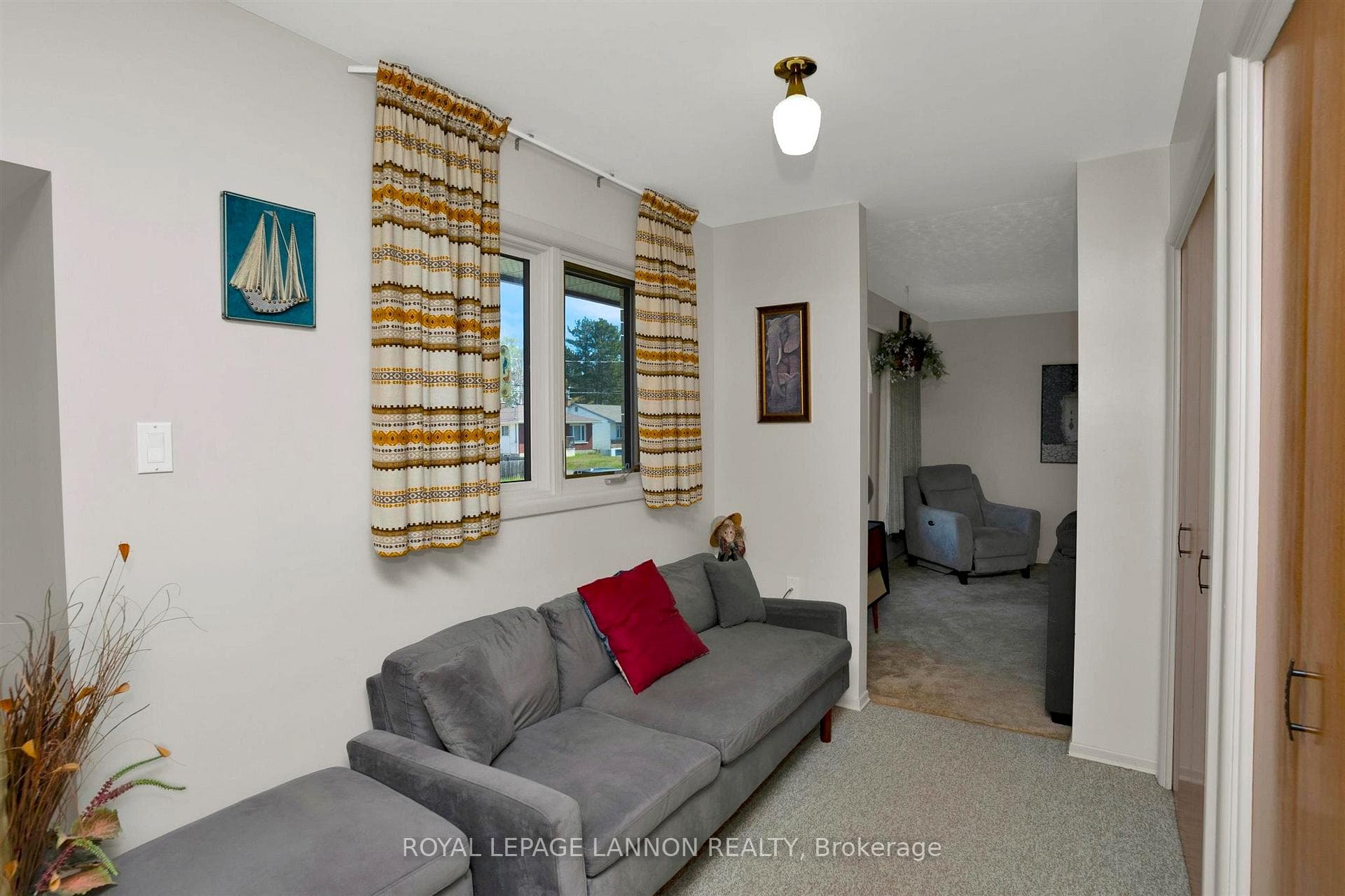 429 Elliott Street photo 4
