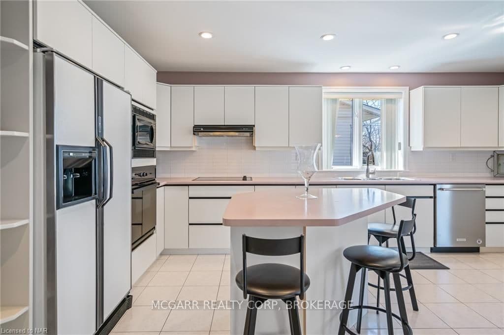 84 ALEXANDRA Boulevard photo 20