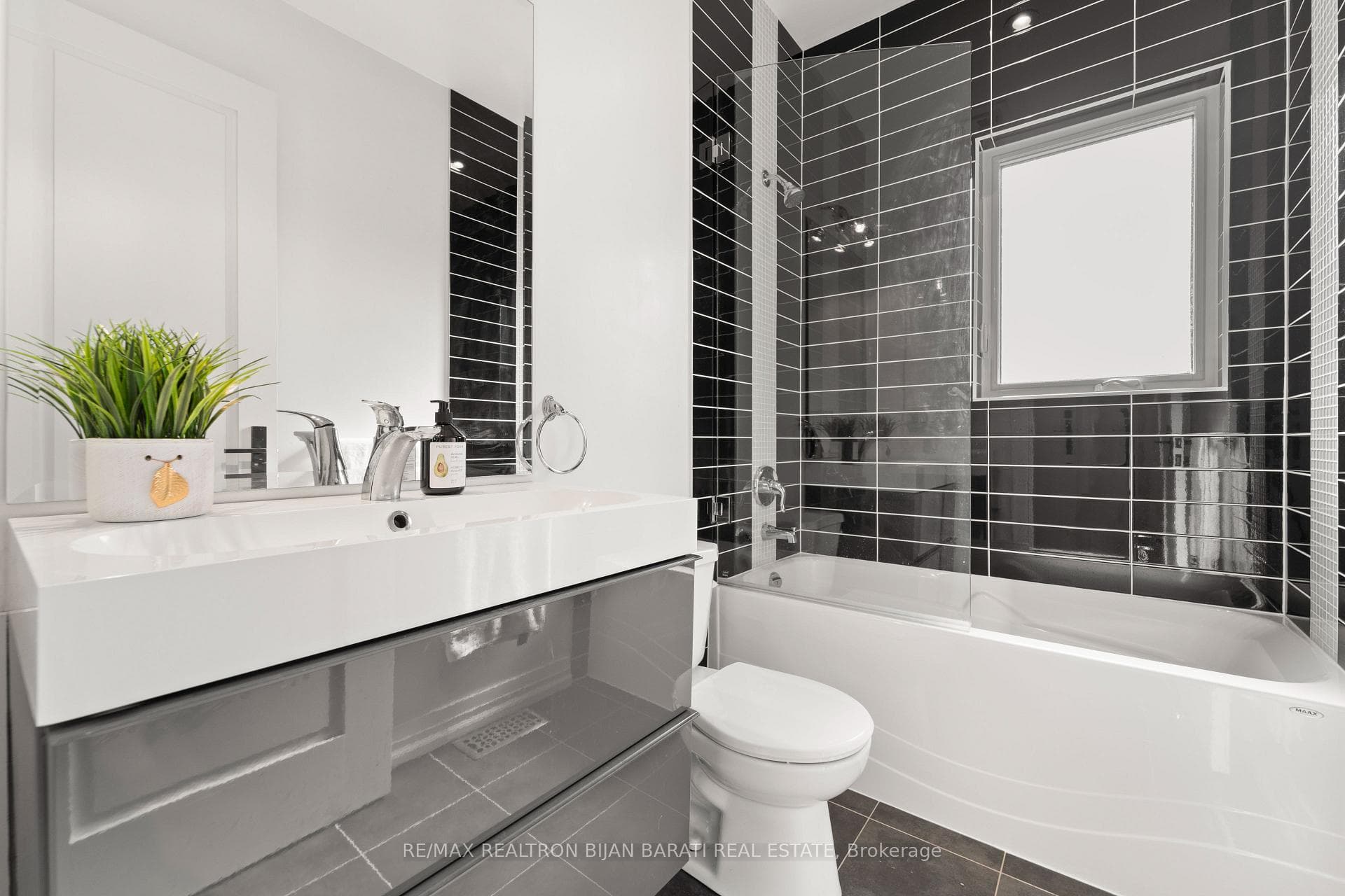 64 Cresthaven Drive photo 30