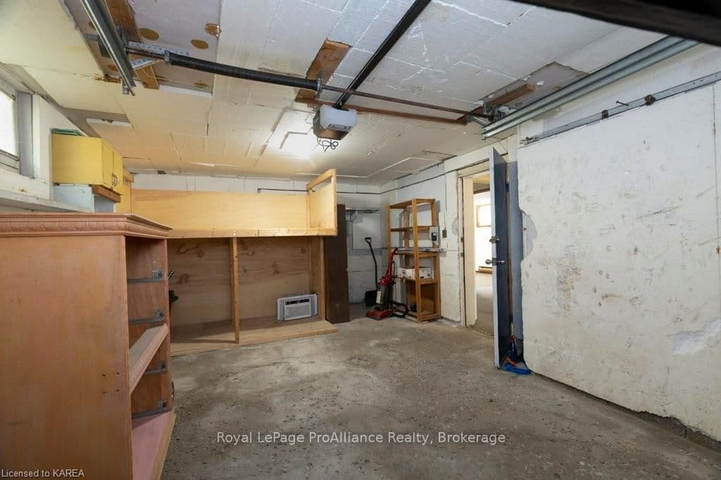 223 YONGE Street photo 36