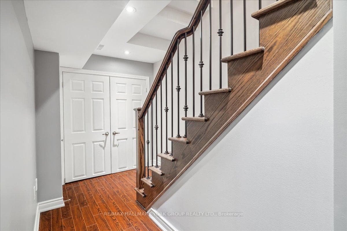530 Ainsworth Drive photo 21