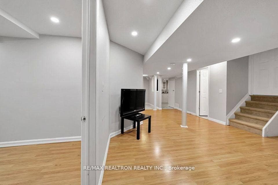 28 Hartwell Way Unit 2 Bed Basement photo 6