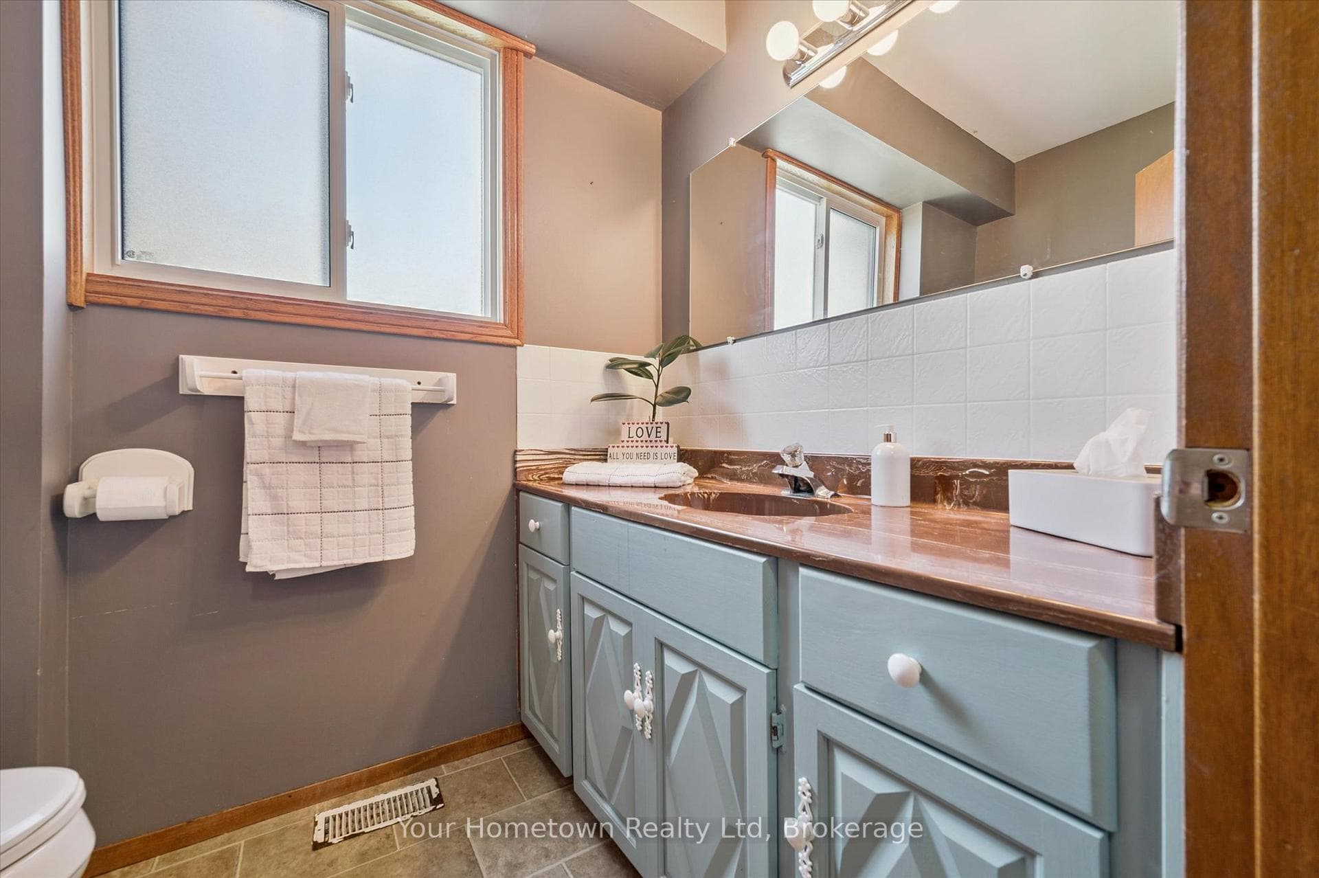 665 Raglan Street photo 18