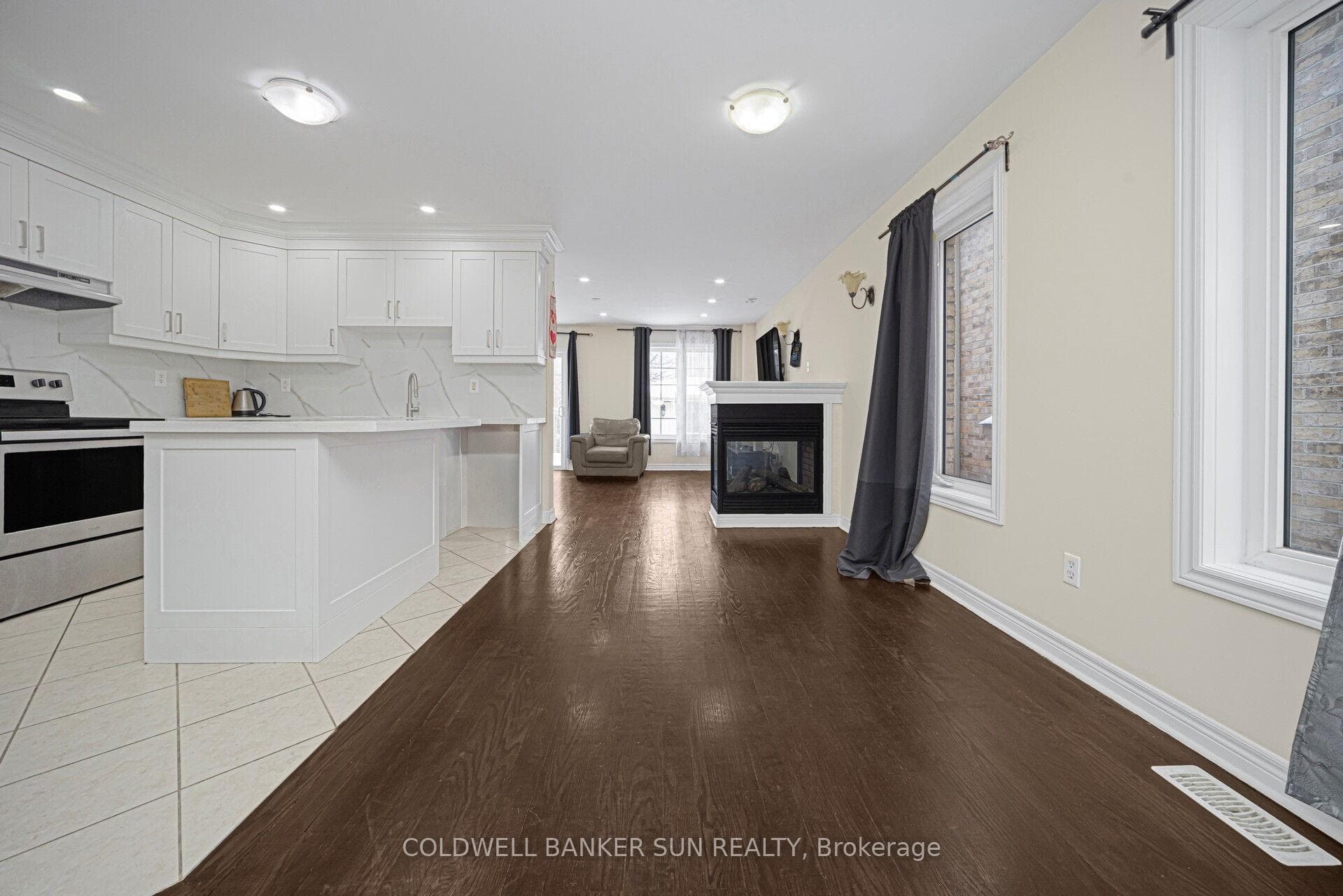 146 Crystalview Crescent photo 7