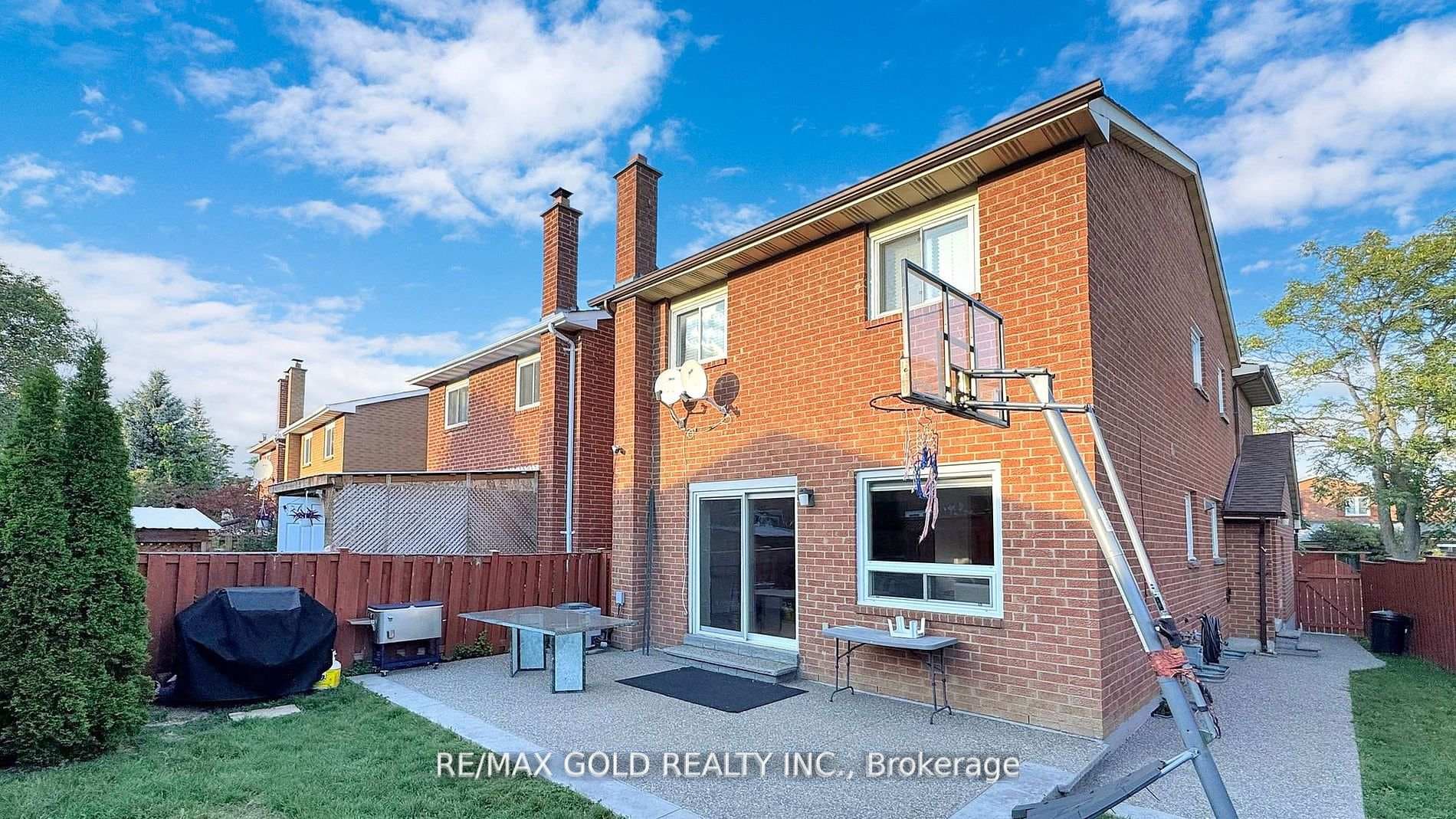 12 Royal Colwood Court photo 36