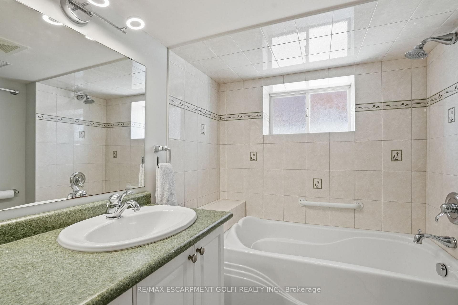 256 Stanley Avenue photo 20