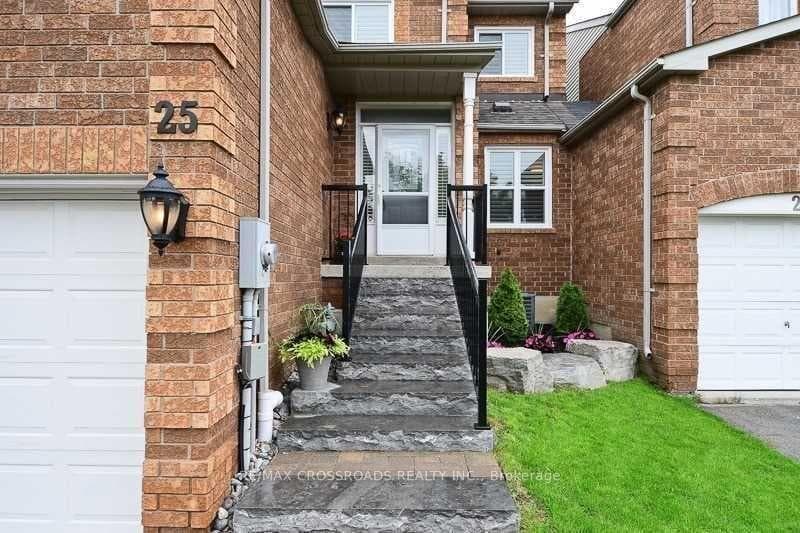 25 Fry Crescent photo 2