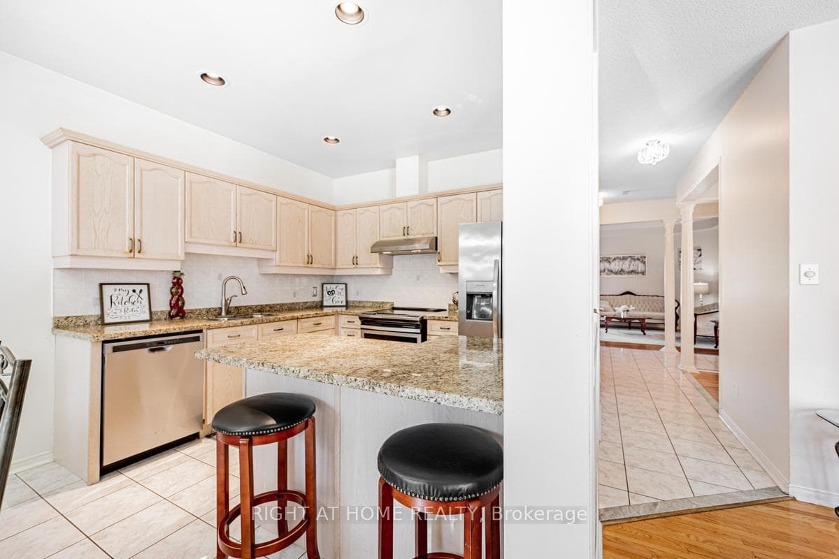 1448 Sandhurst Crescent photo 11