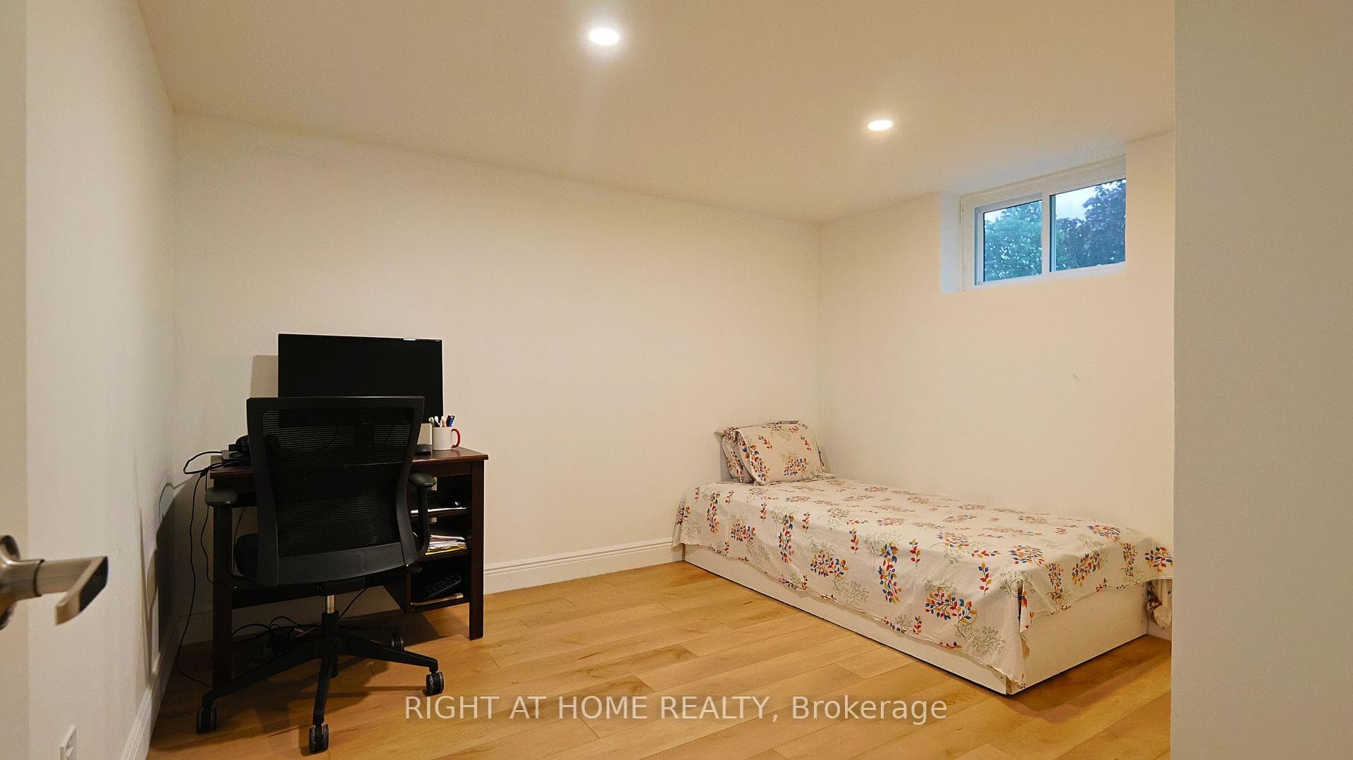 82 Normanhurst Avenue photo 38