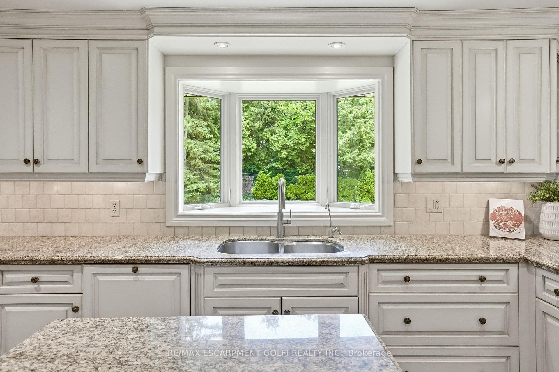 5 MAPLE Avenue photo 8