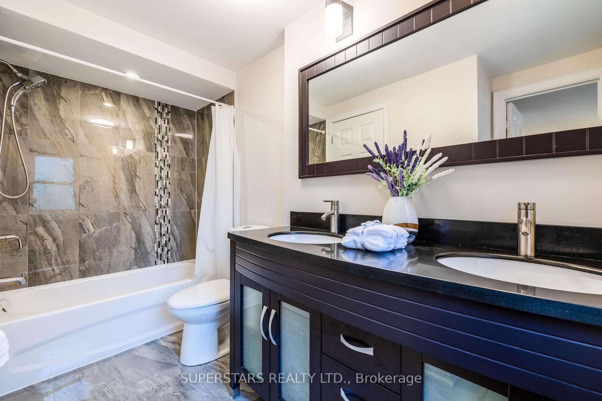 7 Steepleview Crescent photo 18