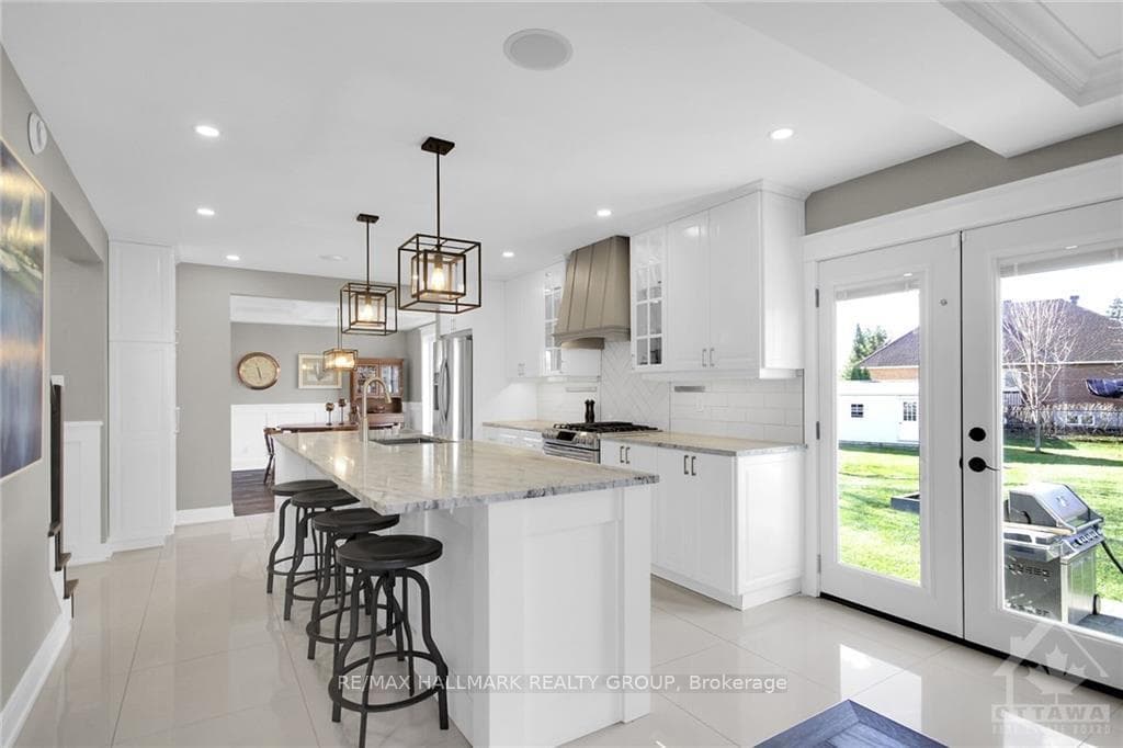 1598 SHAUNA Crescent photo 4