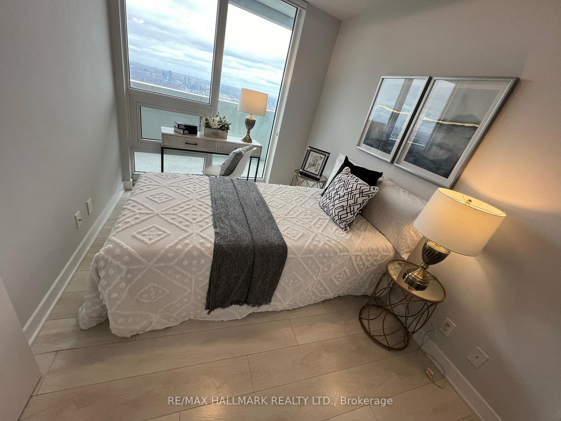 2221 Yonge Street Unit 4702 photo 8