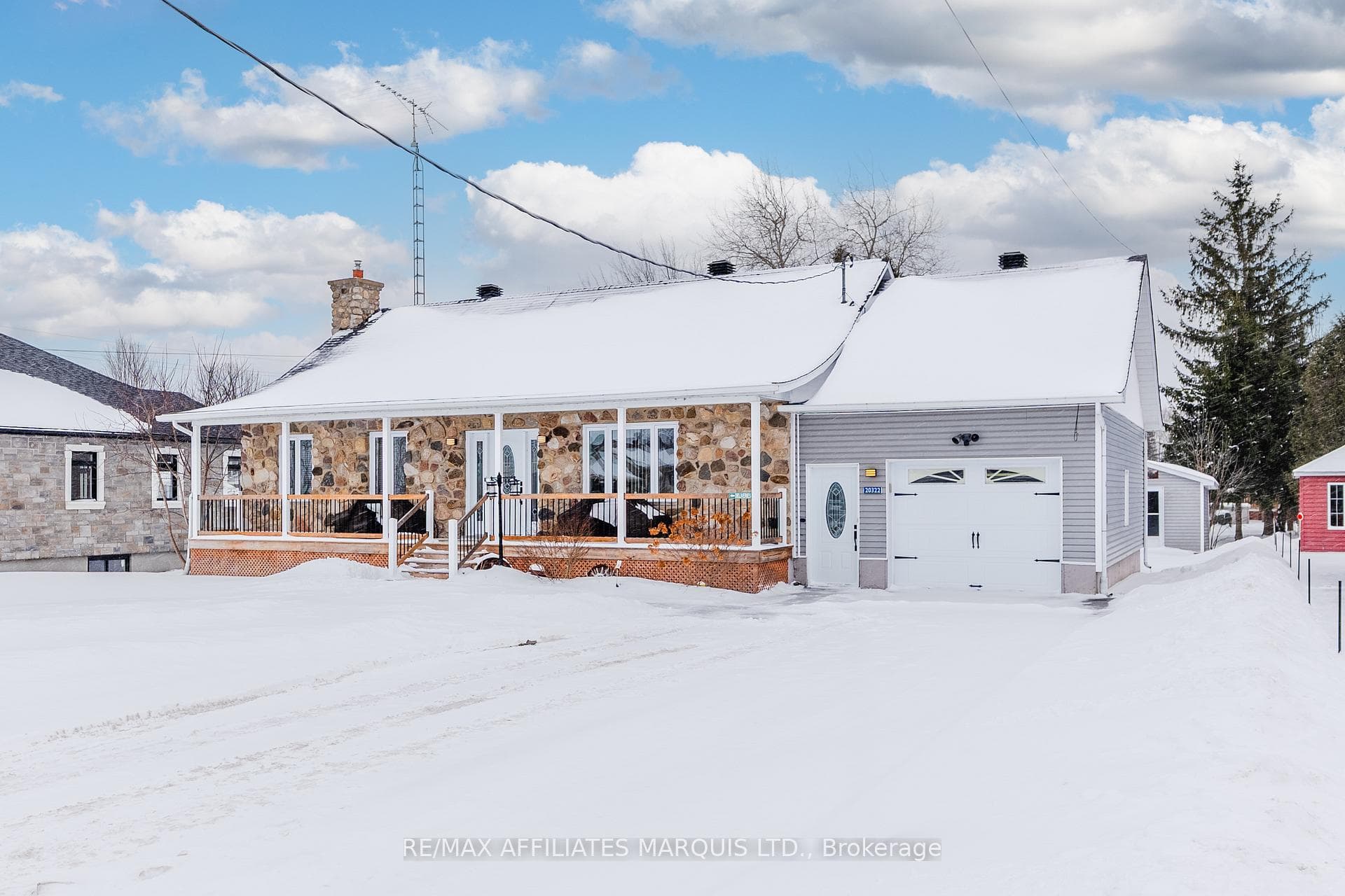 20322 Lochiel Street photo 1