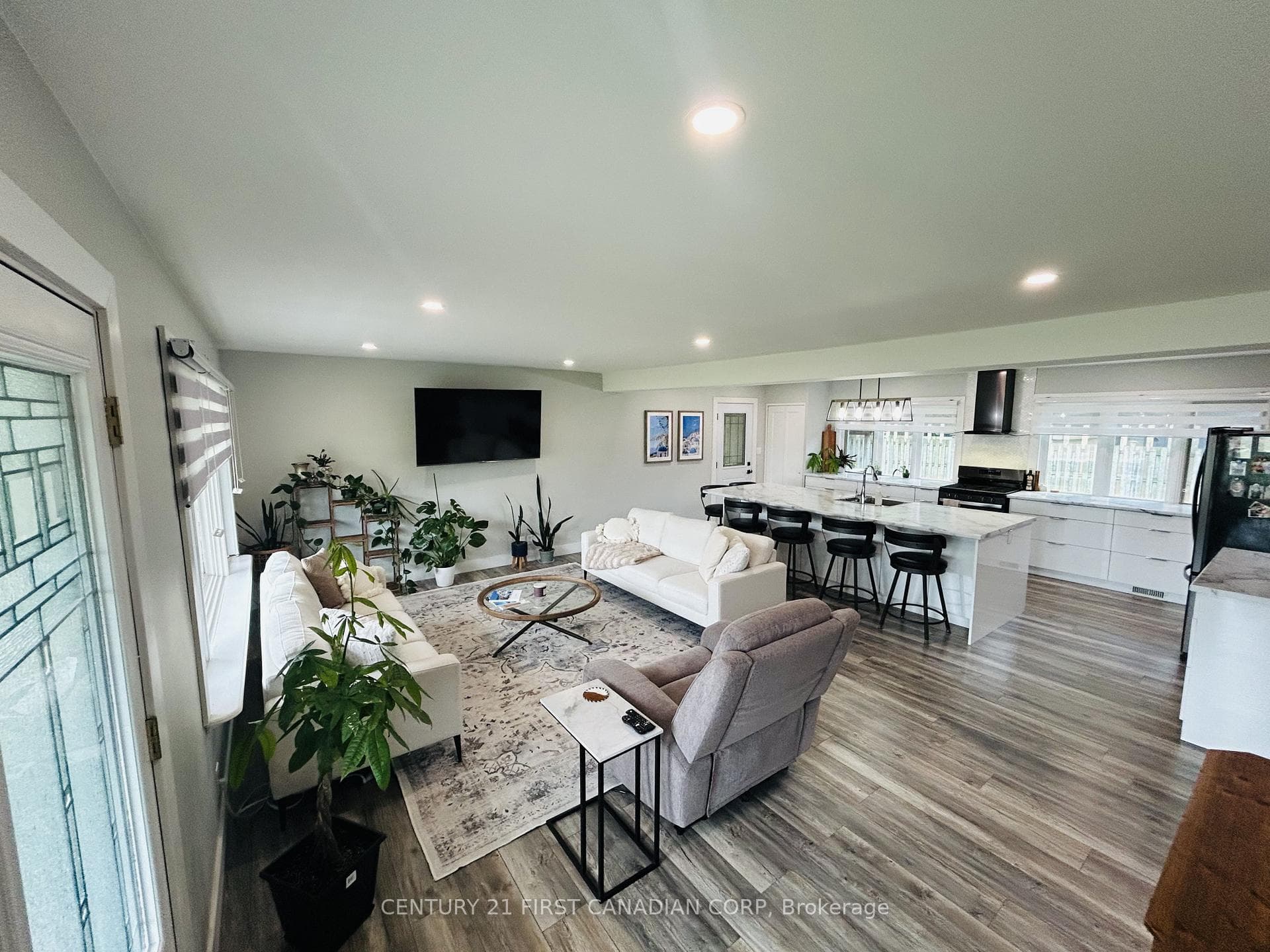 121 WELLINGTON Street photo 13