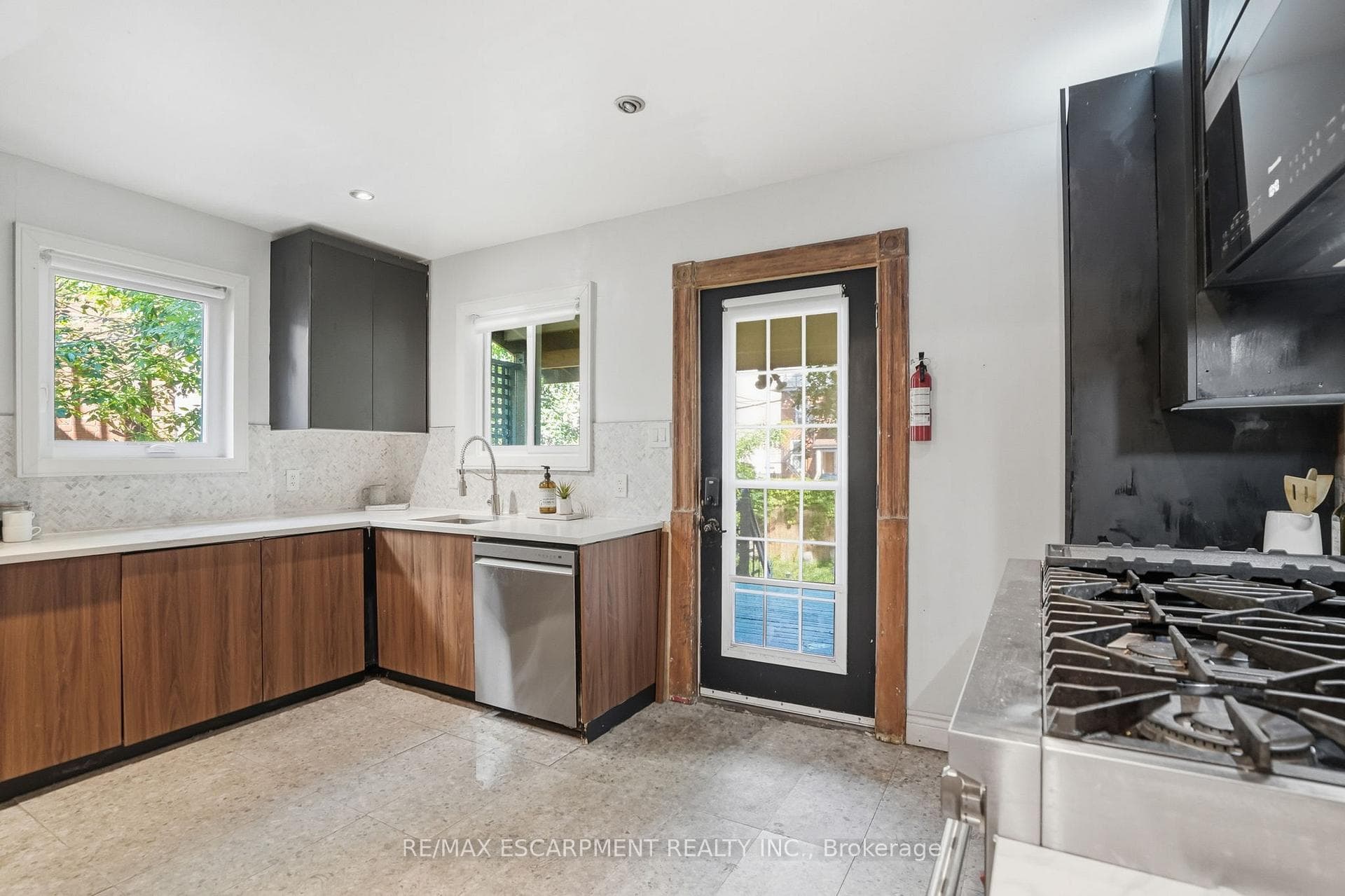 101 Victoria Avenue photo 18