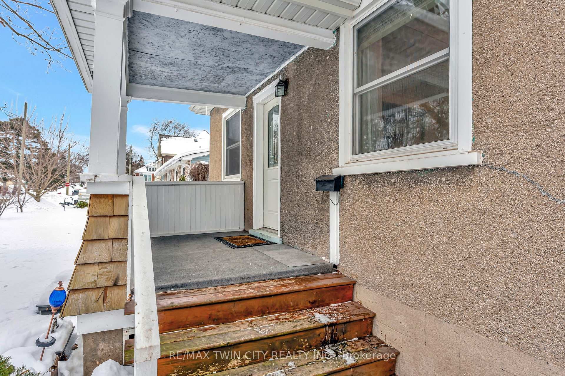 154 Tiffany Street photo 32