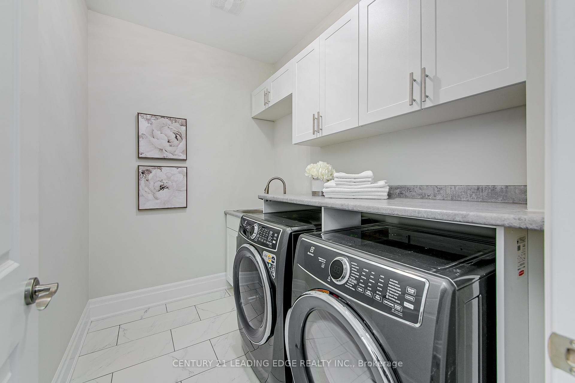 108 LORNE THOMAS Place photo 8