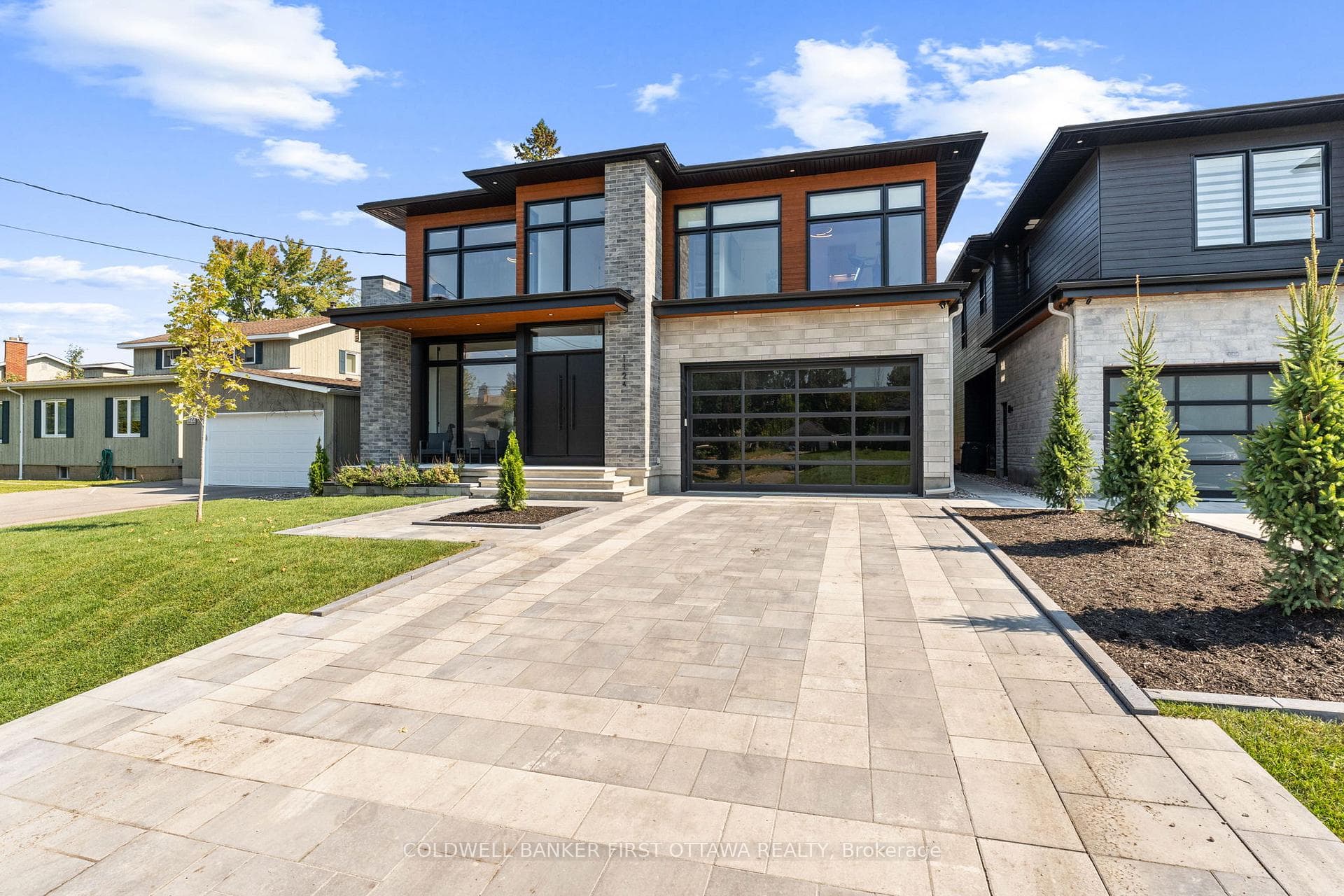 1124 Normandy Crescent photo 3