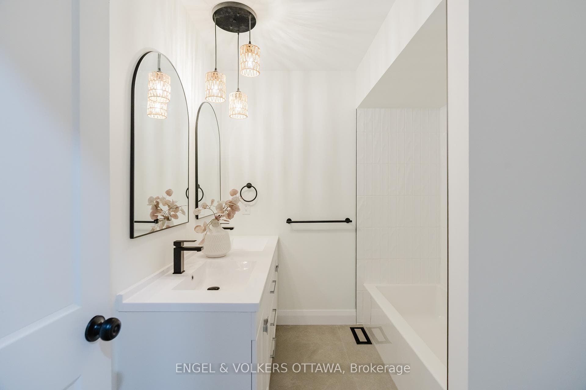 825 De Salaberry Street photo 41