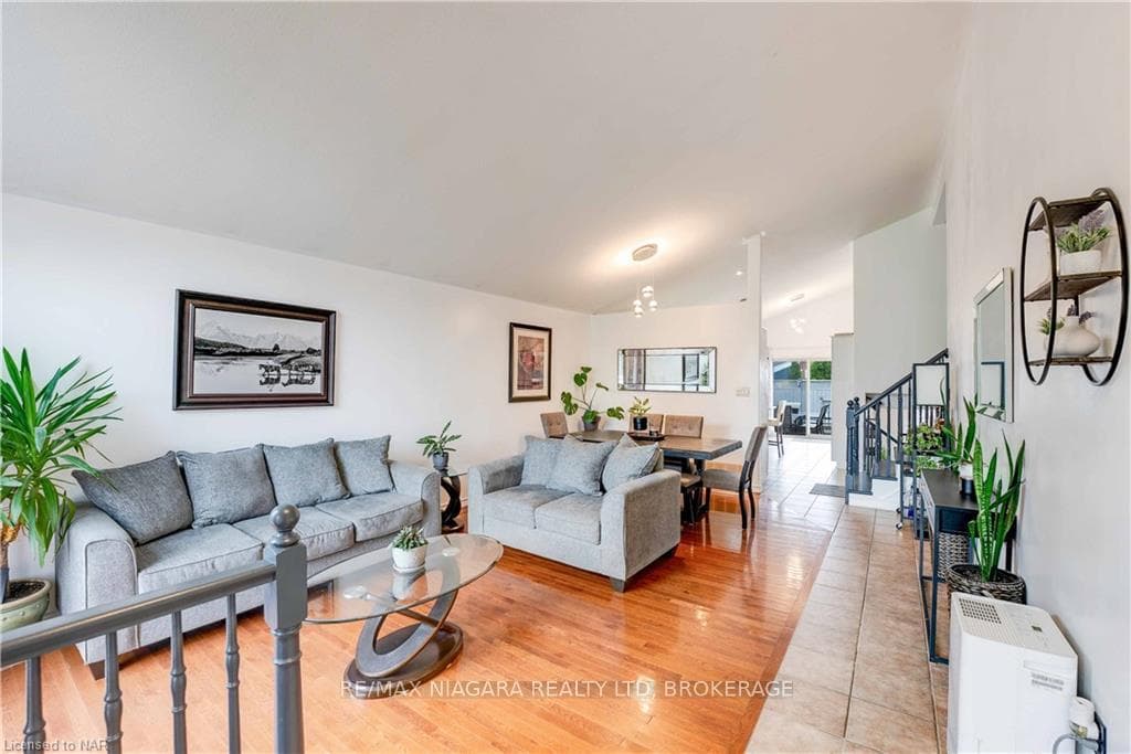 8150 BARRETT Crescent photo 3