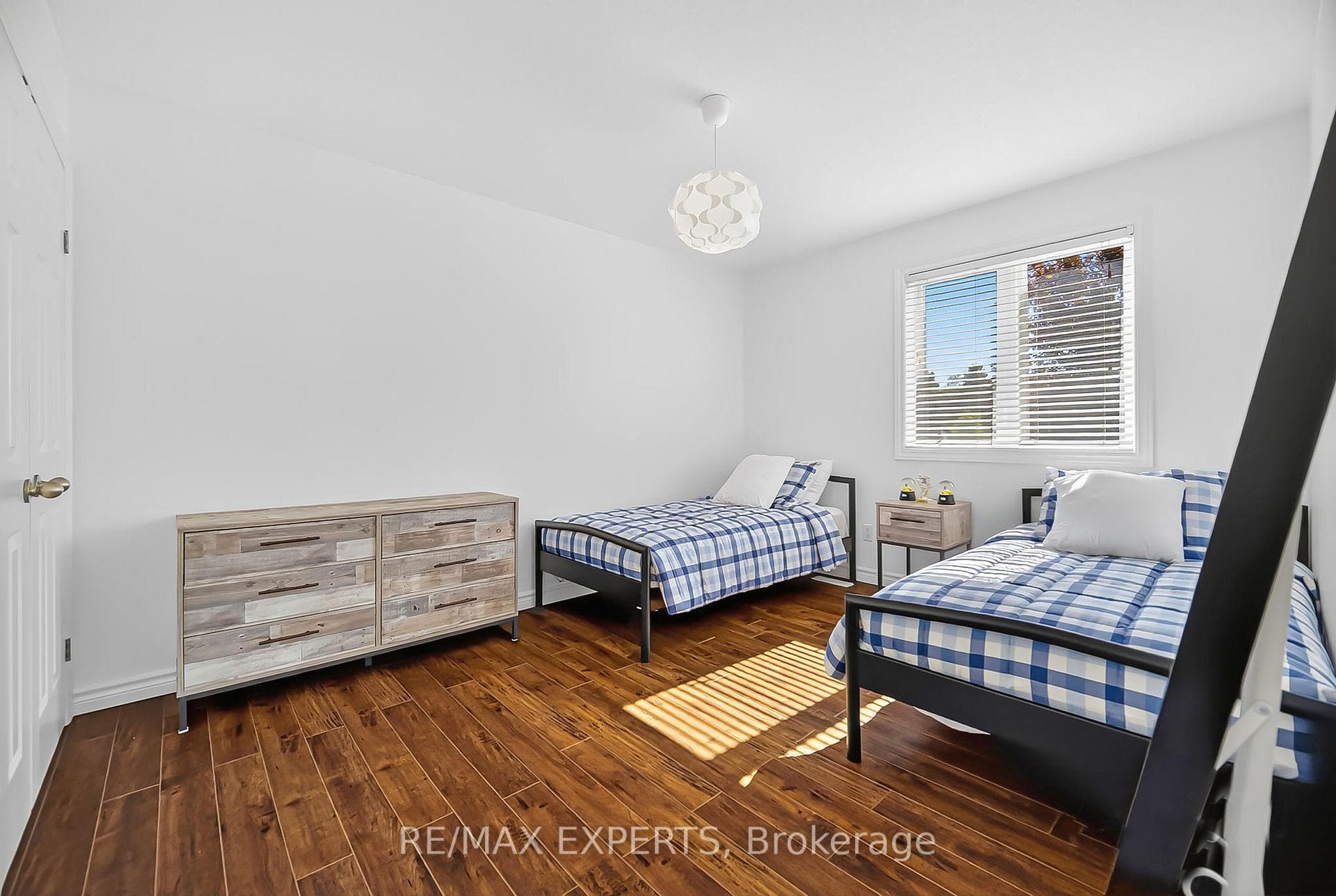 936 Talisman Crescent photo 25
