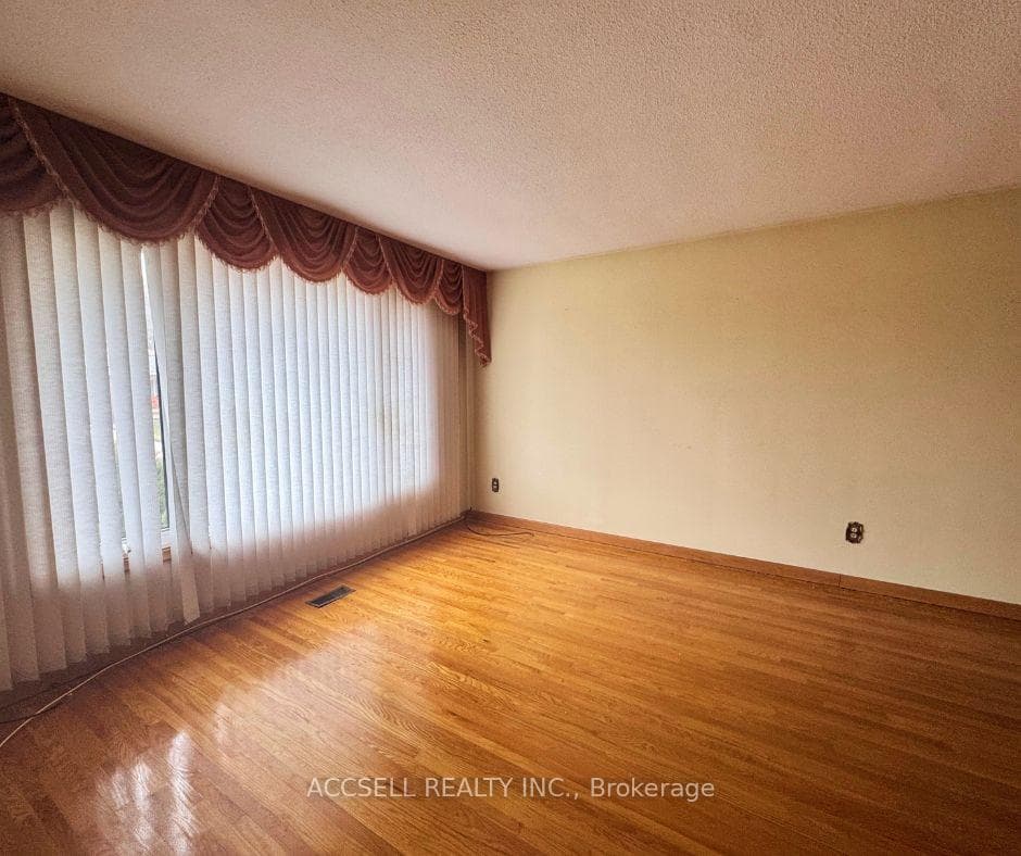 163 Marcella Crescent photo 8