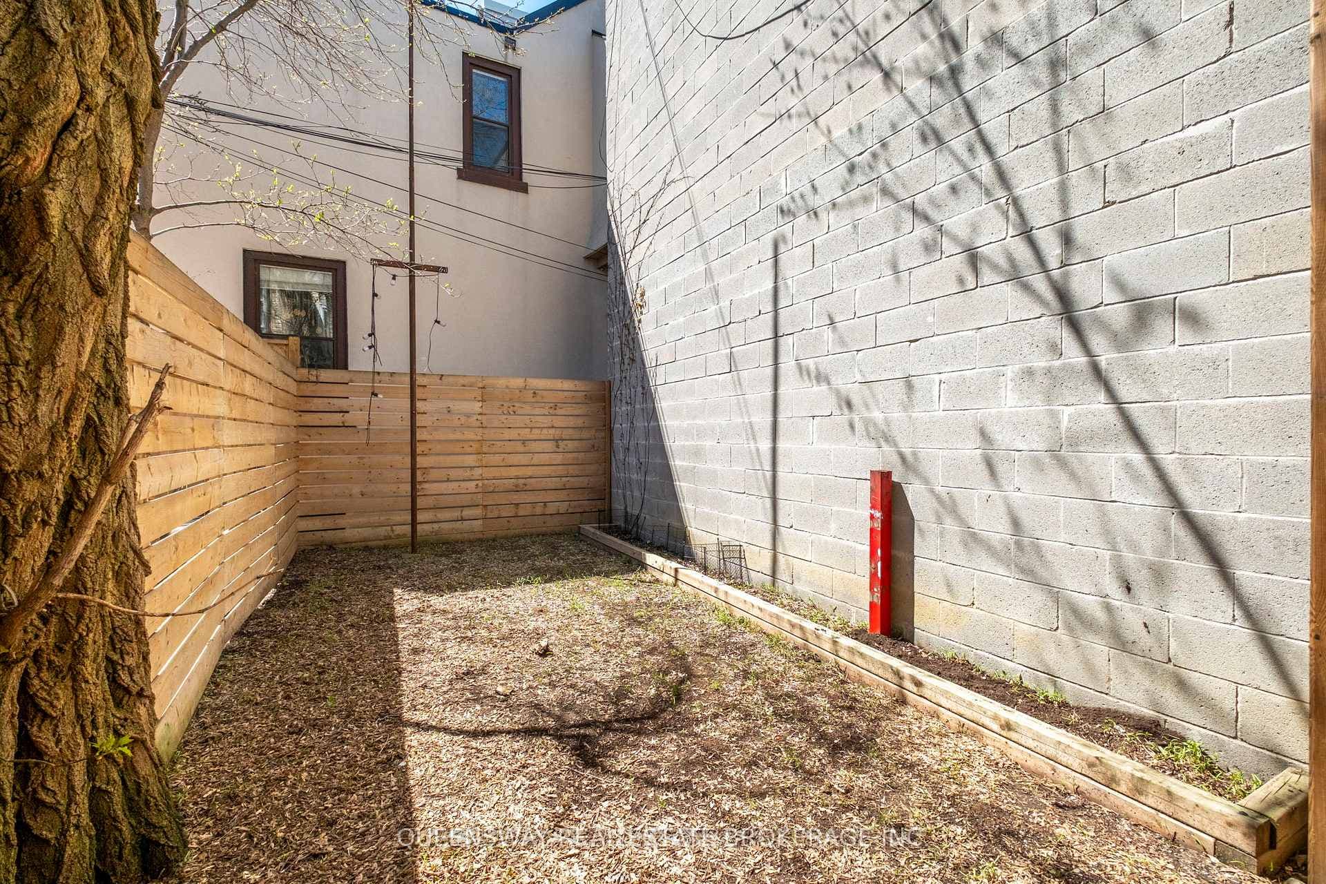 992 Dovercourt Road photo 32