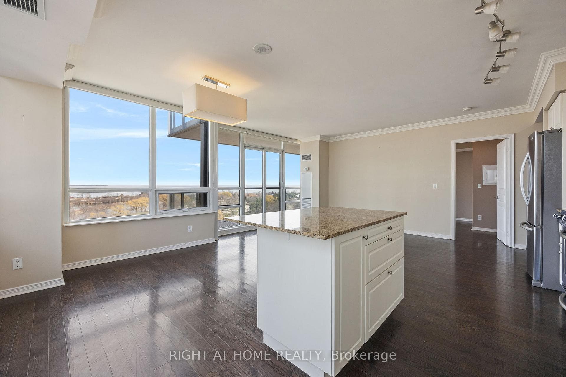 2240 Lake Shore Boulevard Unit 806 photo 8