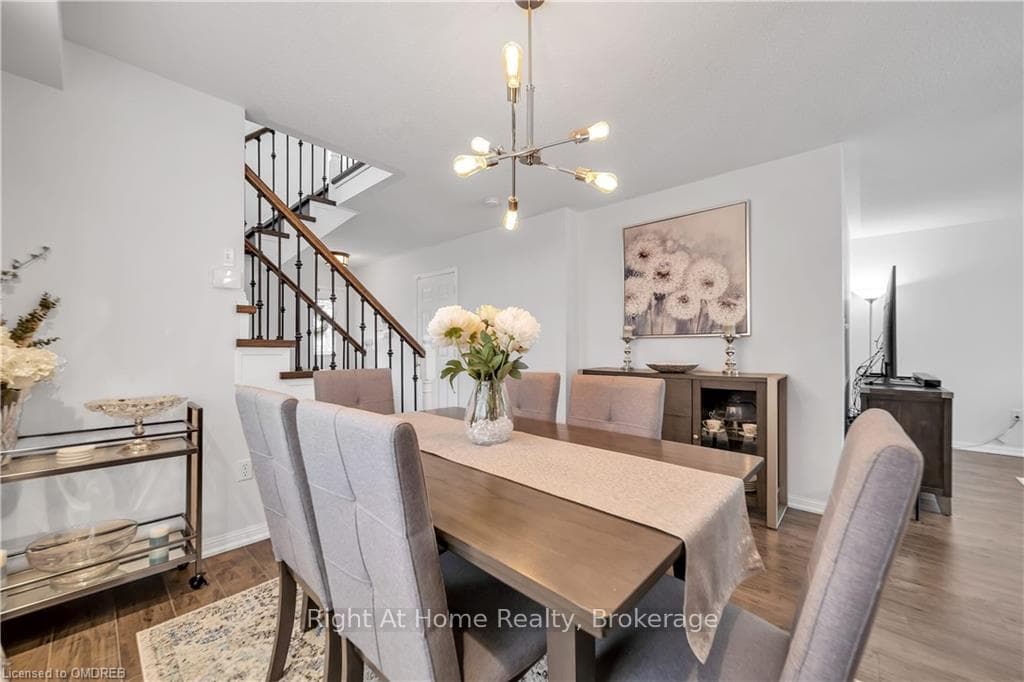 687 EDWARDS Avenue photo 4