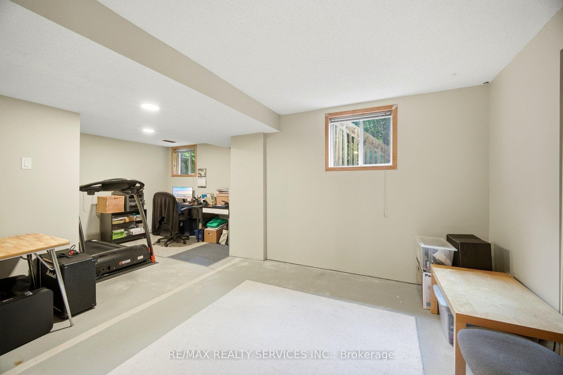 38 Furrows End photo 32