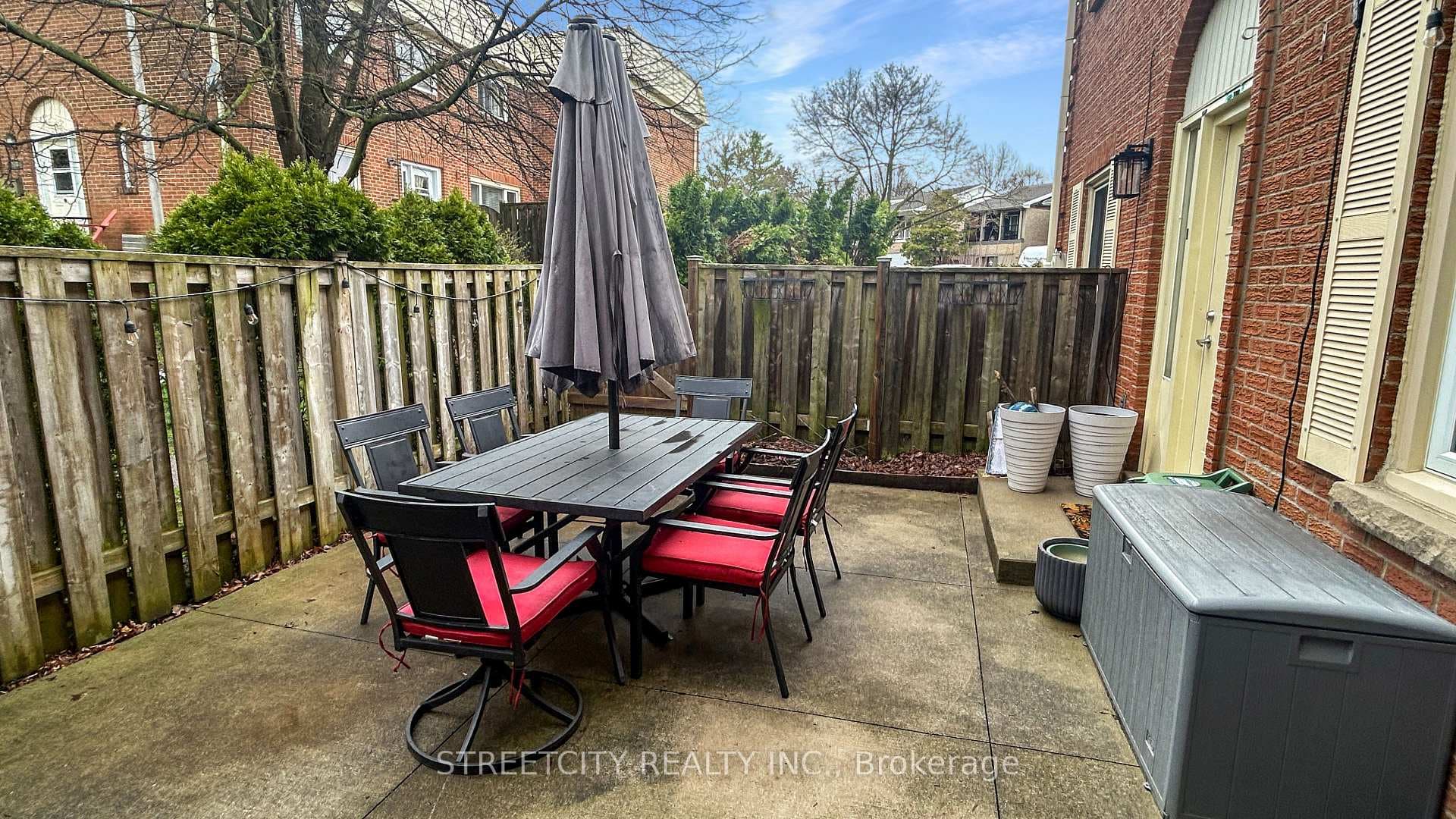 282 HOMESTEAD Crescent photo 22