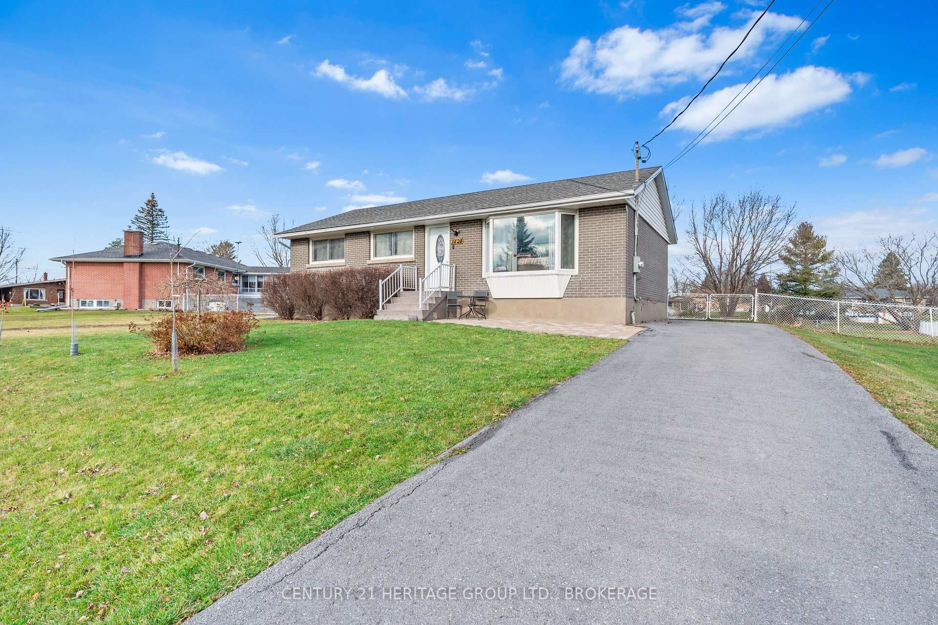 1424 Woodfield Crescent photo 4