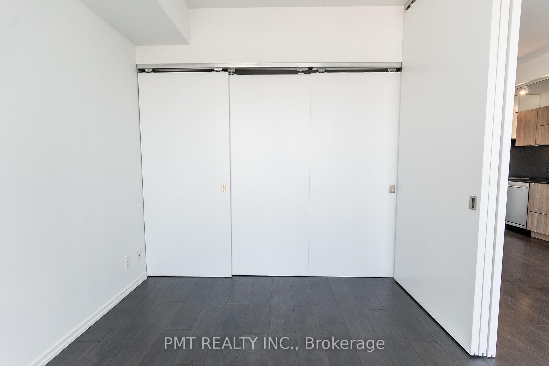 125 Peter Street Unit 1403 photo 8