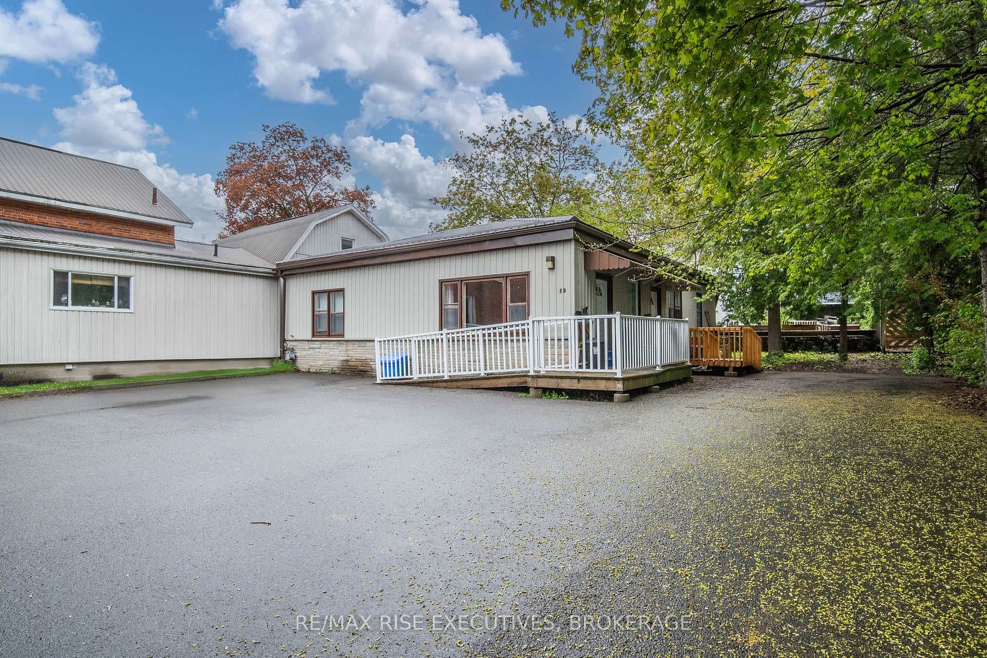 89 DUNDAS Street photo 2