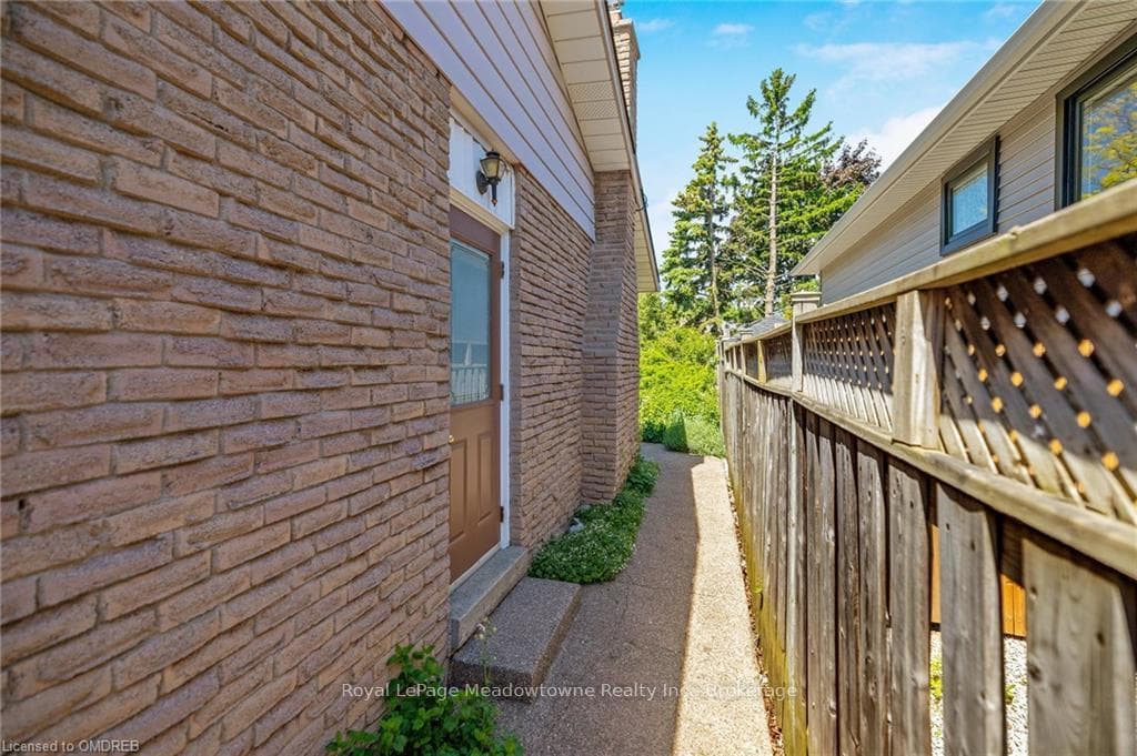 27 LORNE SCOTS Drive photo 32
