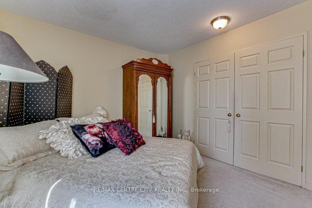 549 RIDOUT Street Unit 203 photo 16