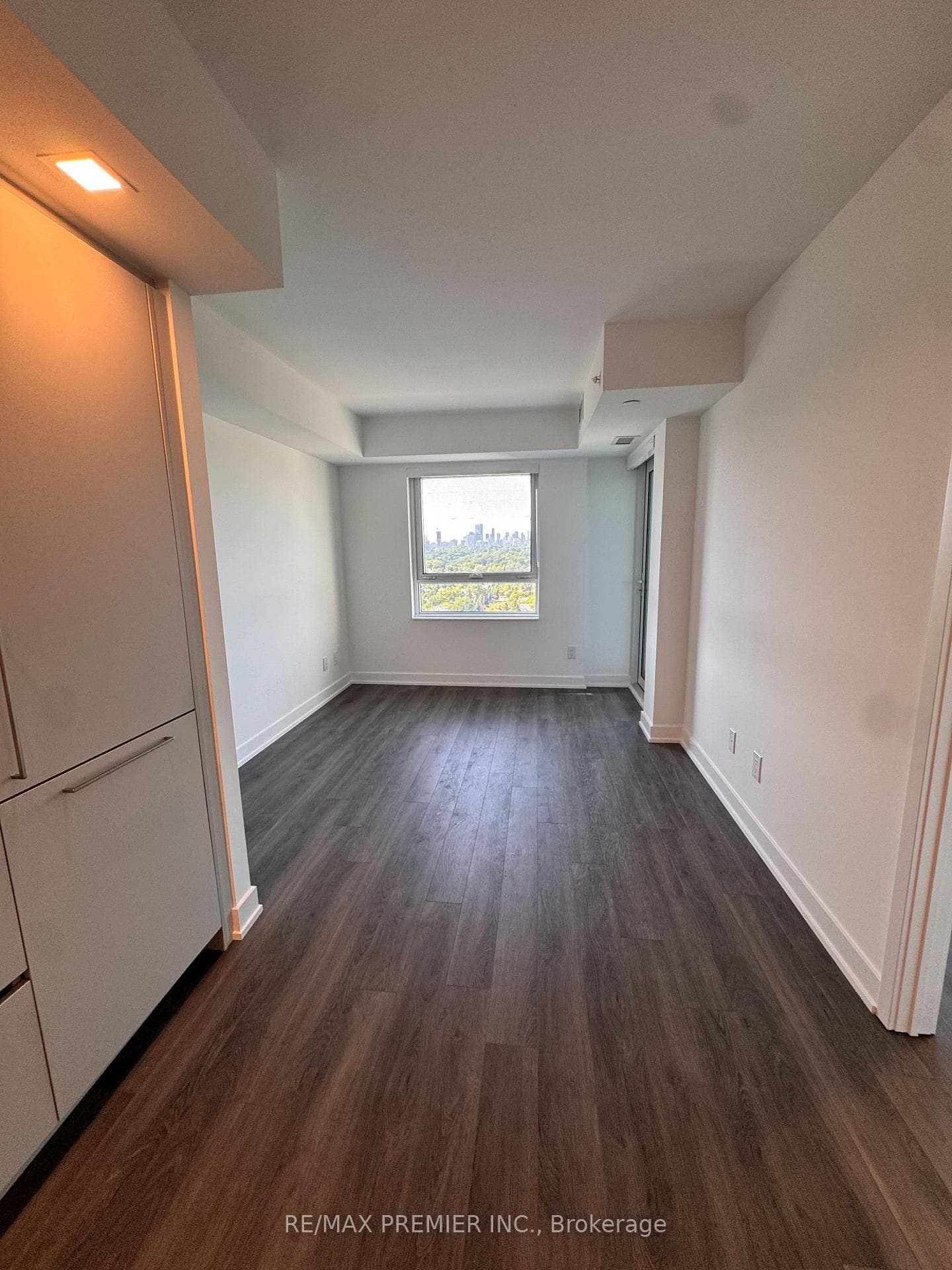 609 Sherbourne Street Unit 1806 photo 3