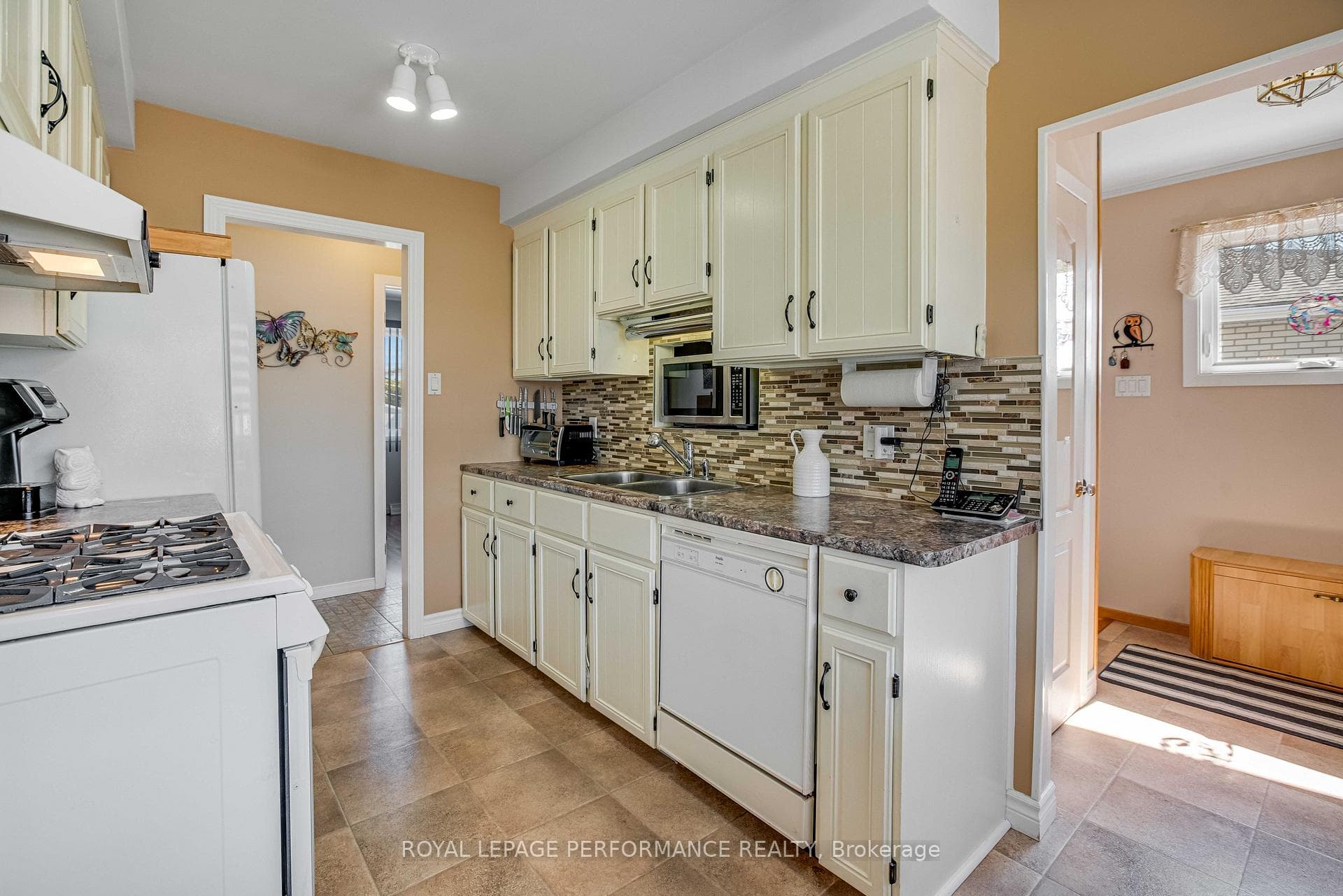 459 Theriault Street photo 8