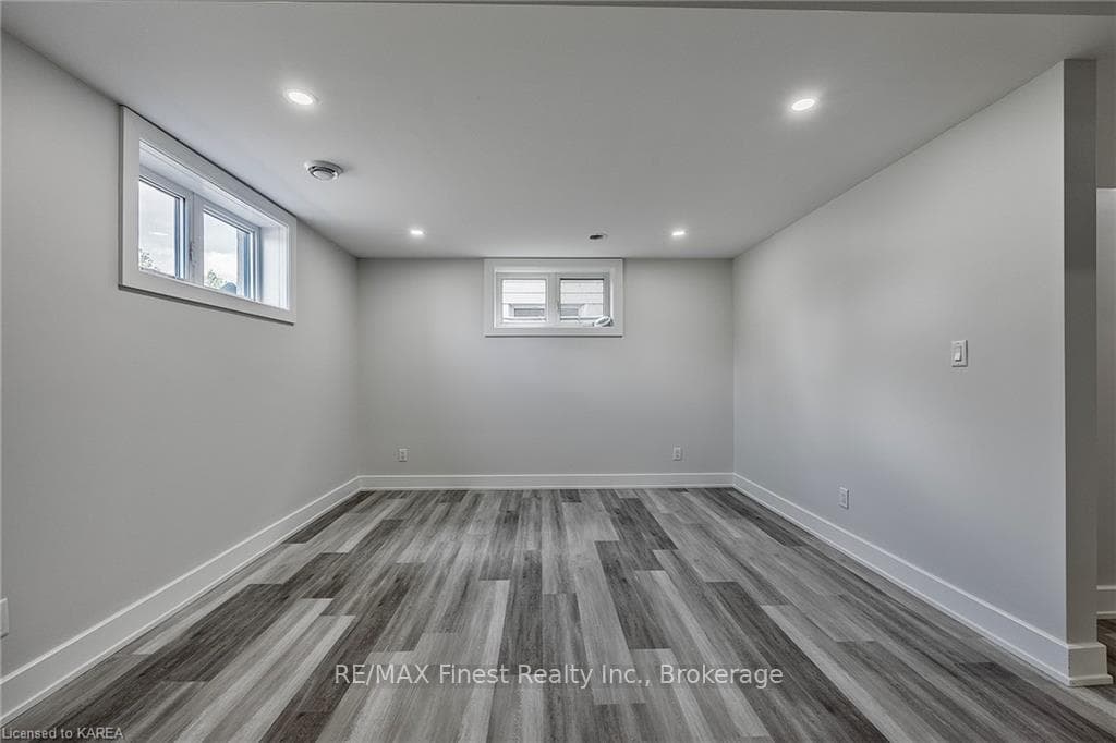 20 PARK Crescent photo 43