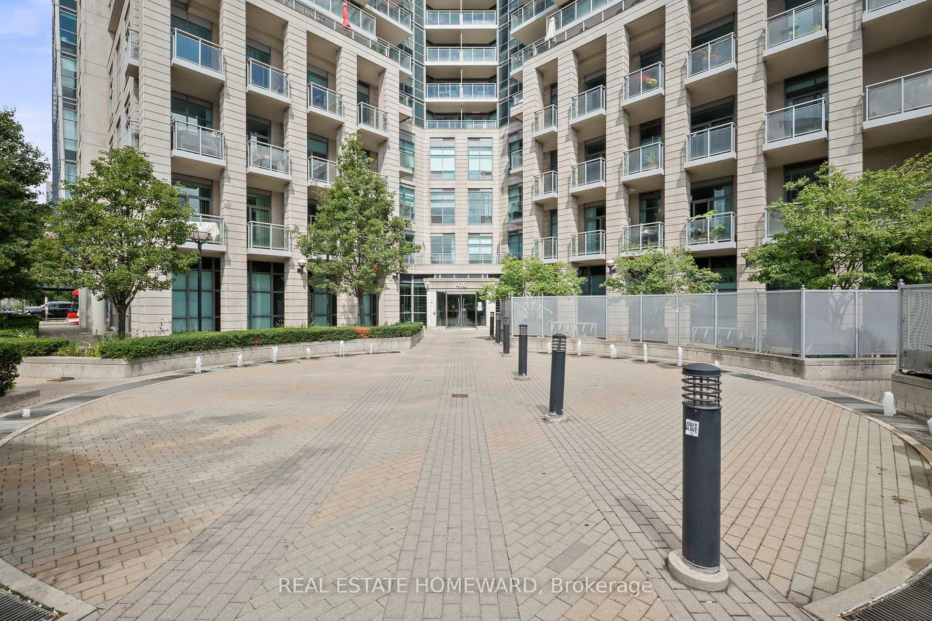 410 Queens Quay Unit 413 photo 2