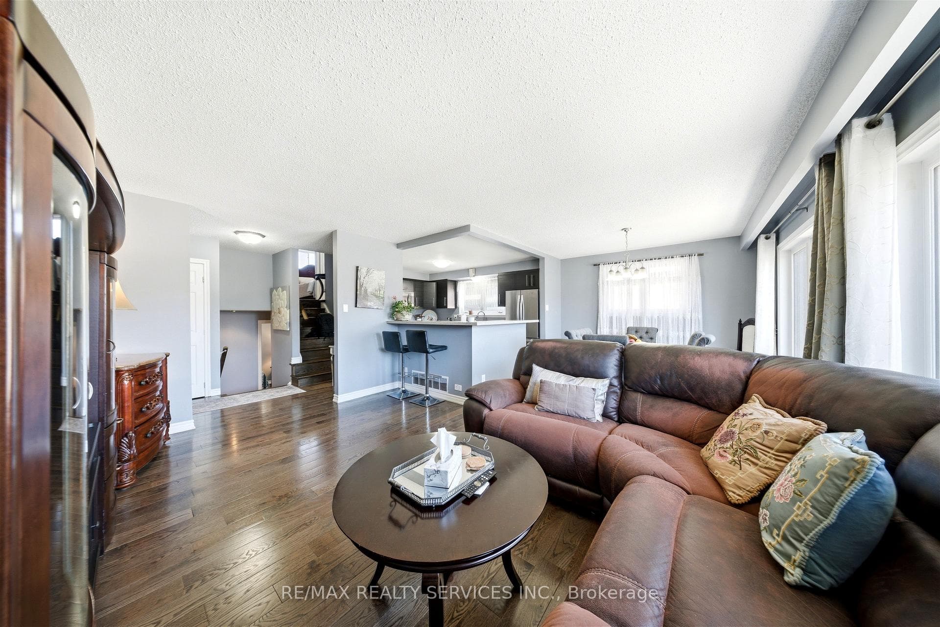 8 Edwin Drive photo 20
