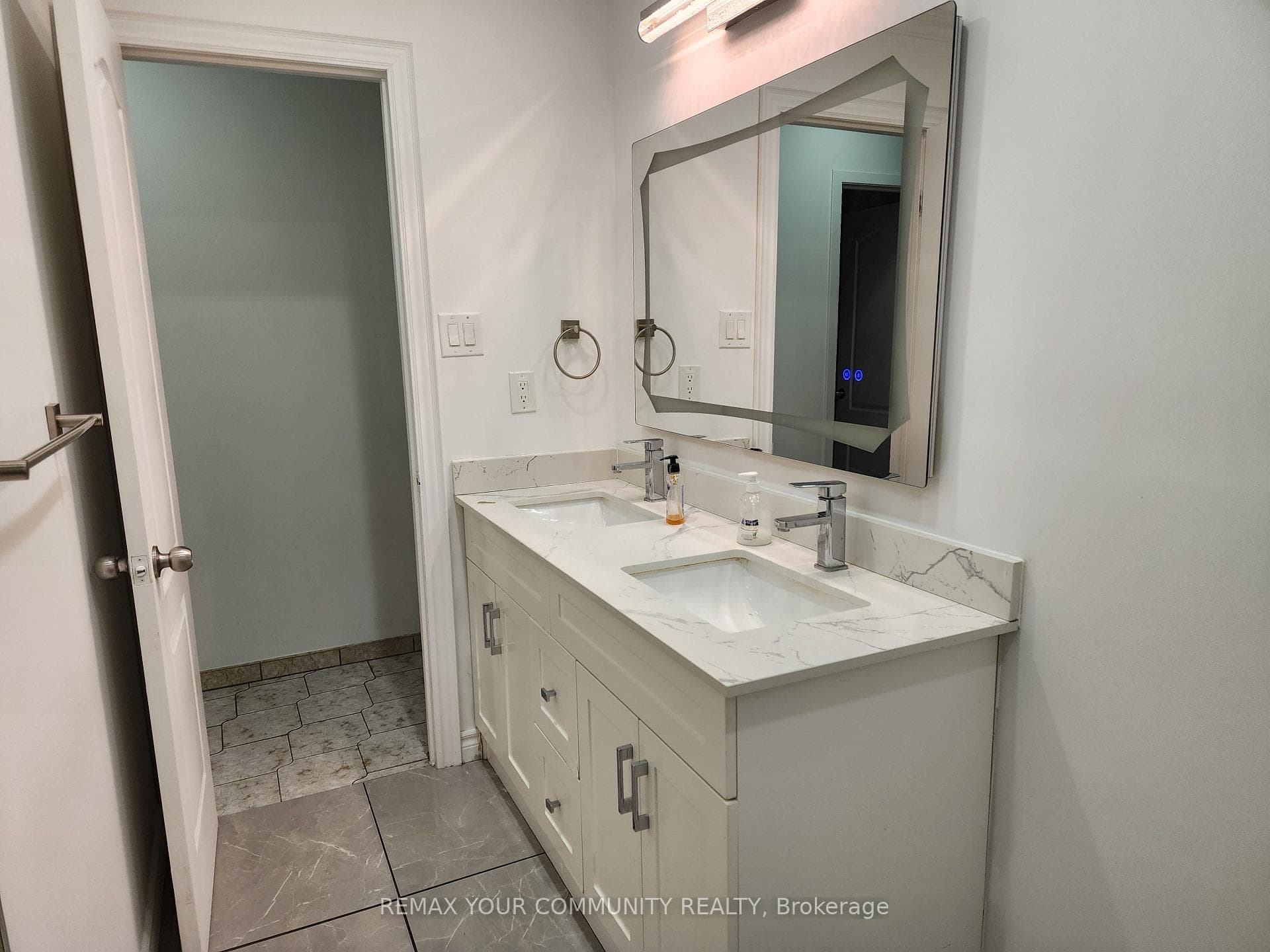 147 Albany Drive Unit Main photo 17