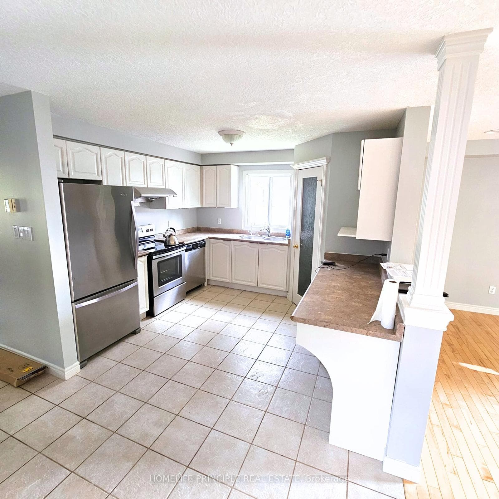 584 Simon Street photo 3