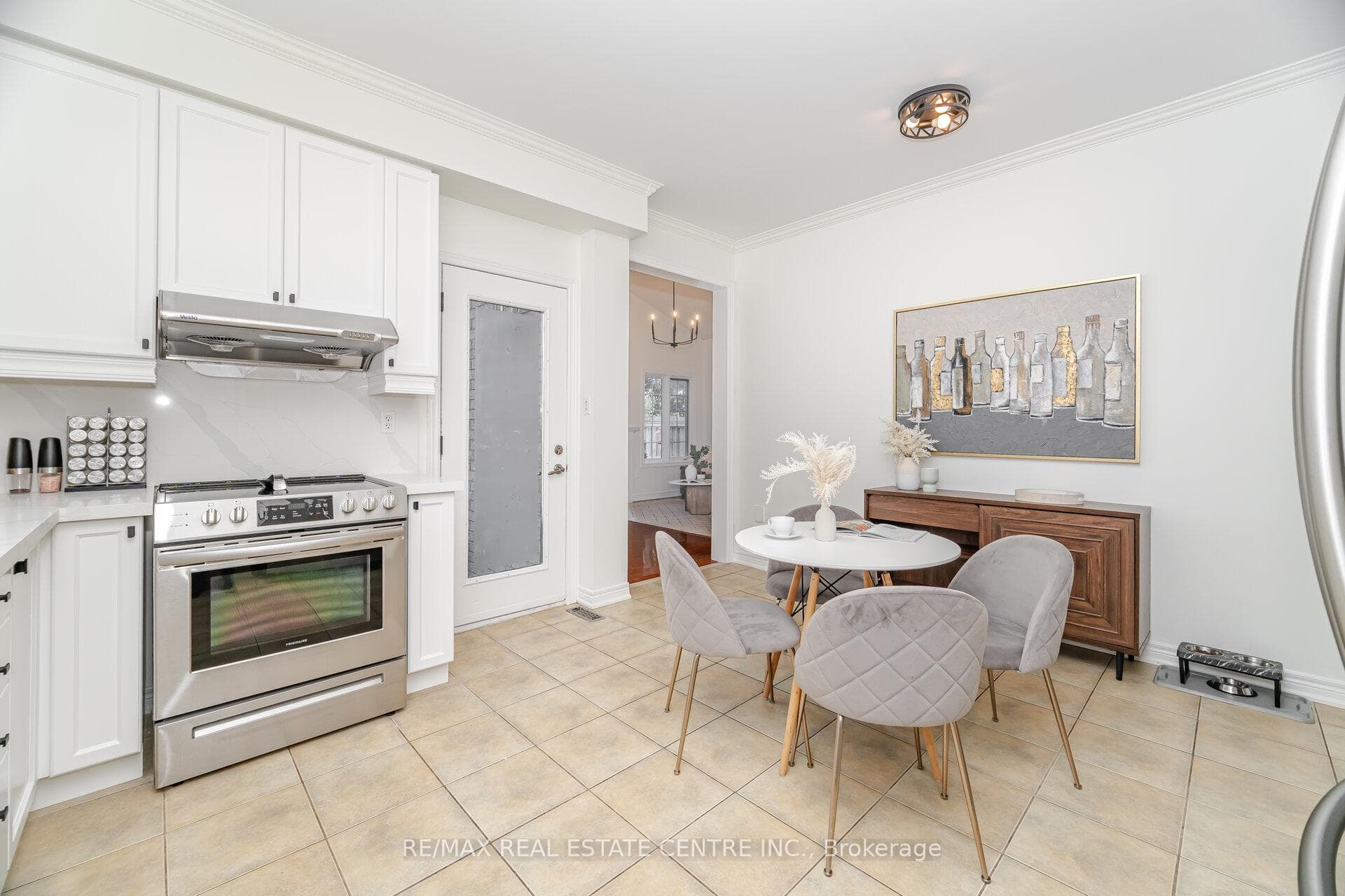 1046 Costigan Road photo 13