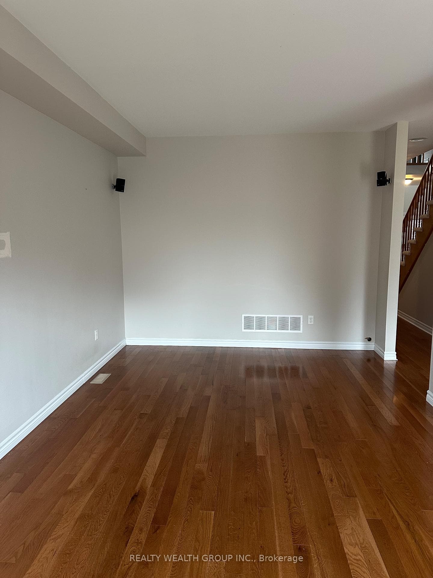 65 Versailles Crescent photo 5