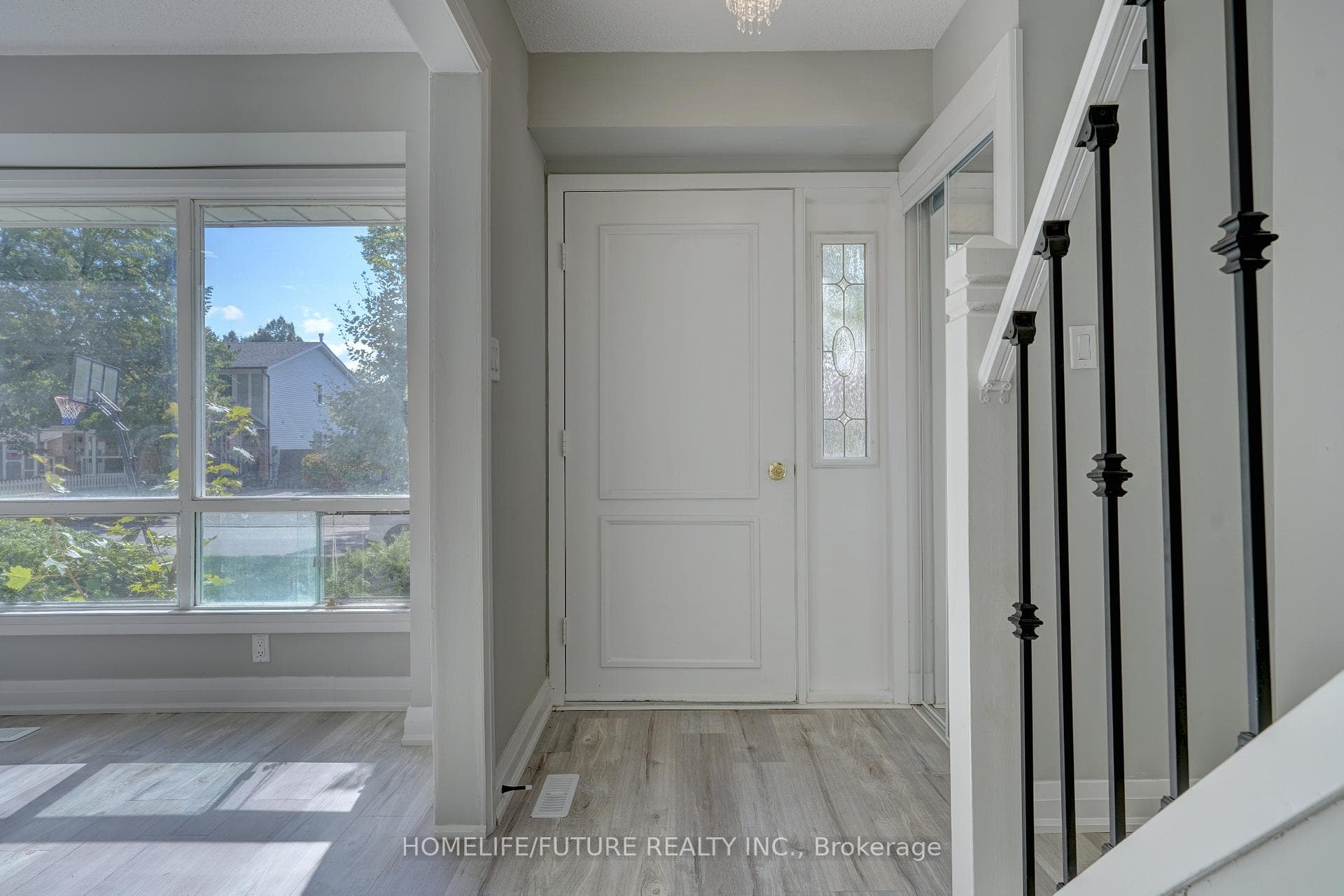 1299 Fenelon Crescent photo 2