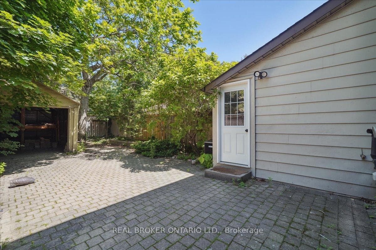 134 Moore Avenue photo 22