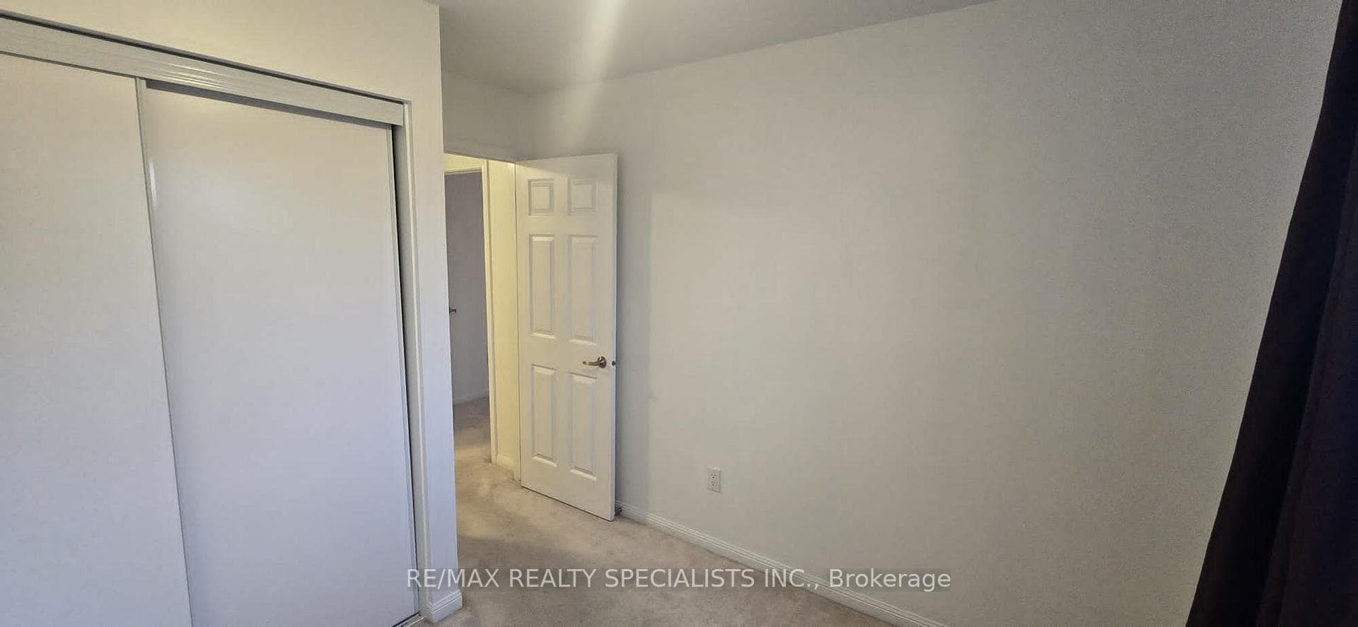 250 Mortimer Crescent photo 16